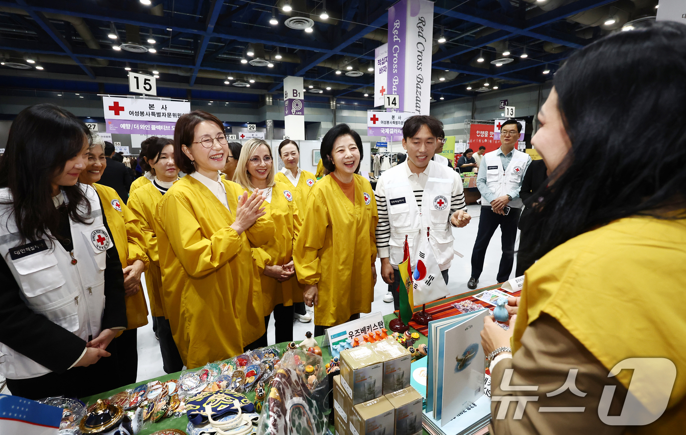 (서울=뉴스1) 김민지 기자 = 김민석 국무총리 부인 이태린 여사(왼쪽 두번째부터)와 정채영 대한적십자사 부회장가 10일 서울 강남구 코엑스에서 열린 2025 적십자 바자 행사에서 …