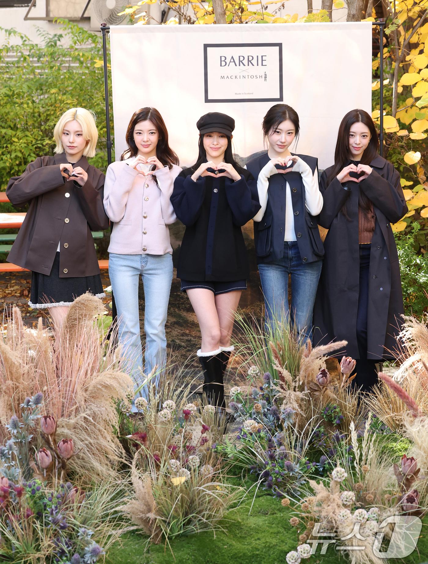 (서울=뉴스1) 권현진 기자 = 있지가 10일 서울 성동구 플라츠2에서 열린 캐시미어 브랜드 '배리(BARRIE)'의 매킨토시(Mackintosh) 협업 '배리 X 매킨토시 캡슐 …