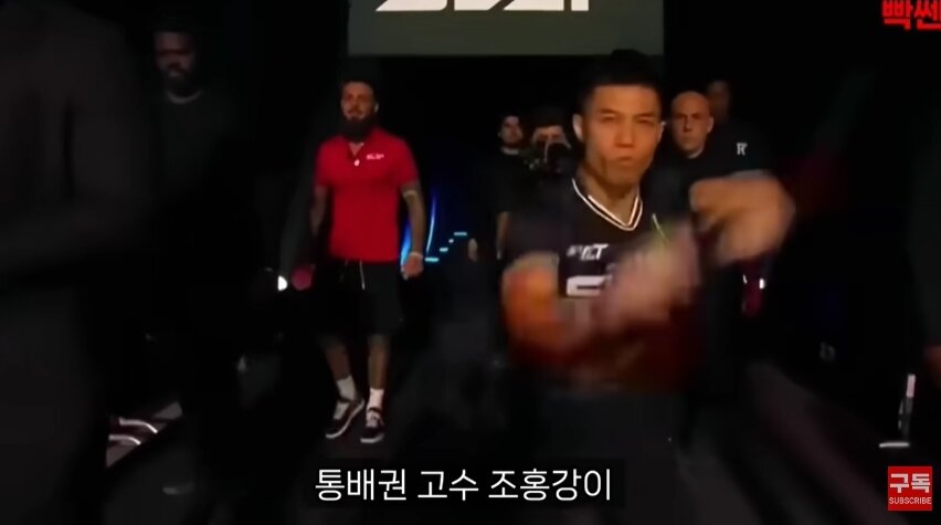 본문 이미지 - 중국 유명 전통 무술 '통배권(通背拳)'의 7대 계승자가 '파워 슬랩' 대회에서 카자흐스탄 상대 선수에게 패배했다. 출처=유튜브 채널 '빡센'