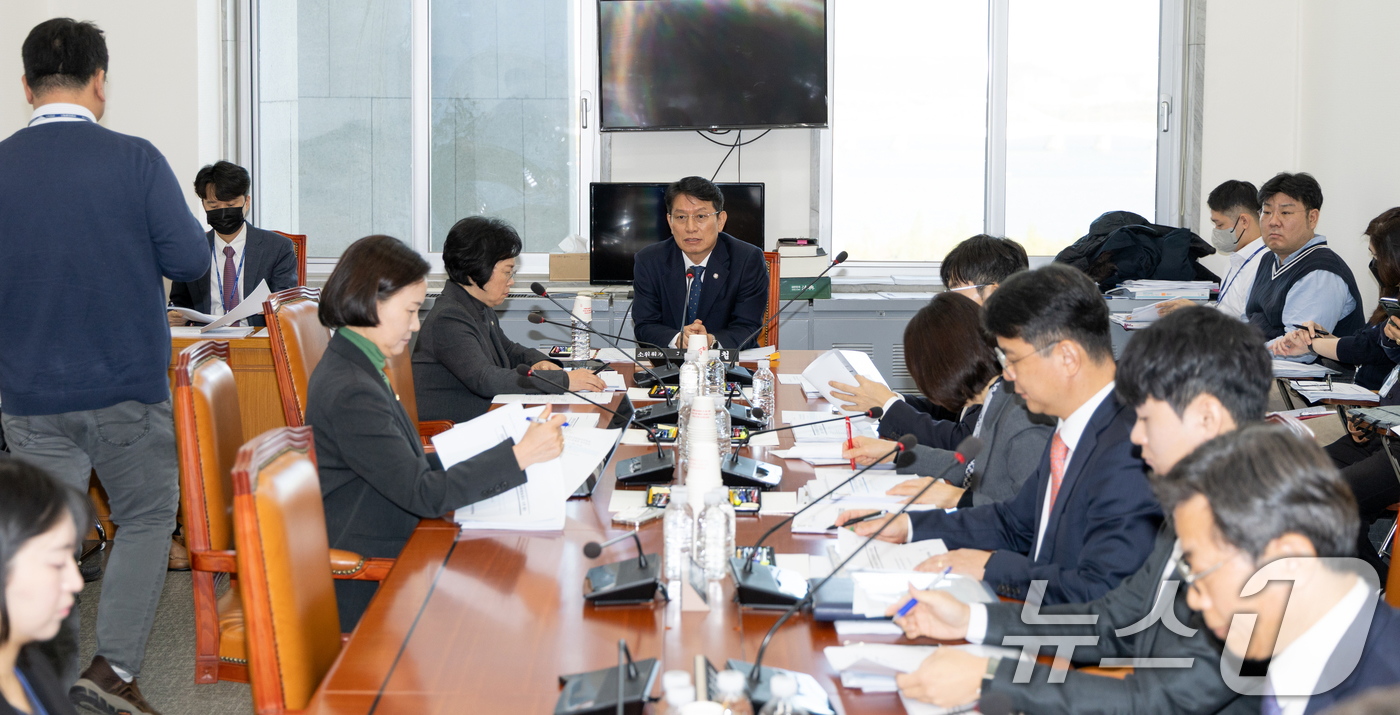 (서울=뉴스1) 이승배 기자 = 10일 서울 여의도 국회에서 열린 제429회국회(정기회) 과학기술정보방송통신위원회 제2차 예산결산심사소위원회에서 조인철 소위원장이 회의를 주재하고 …