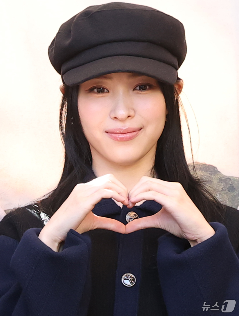 (서울=뉴스1) 권현진 기자 = 있지 류진이 10일 서울 성동구 플라츠2에서 열린 캐시미어 브랜드 '배리(BARRIE)'의 매킨토시(Mackintosh) 협업 '배리 X 매킨토시 …