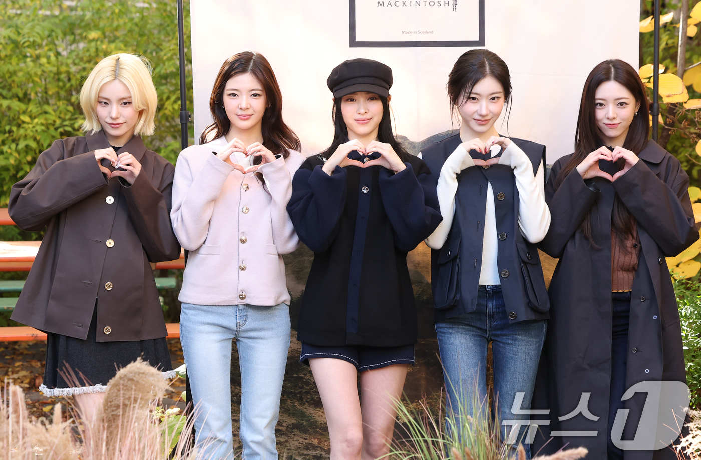 (서울=뉴스1) 권현진 기자 = 있지가 10일 서울 성동구 플라츠2에서 열린 캐시미어 브랜드 '배리(BARRIE)'의 매킨토시(Mackintosh) 협업 '배리 X 매킨토시 캡슐 …