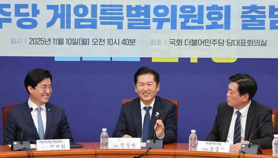 미소짓는 정청래 대표