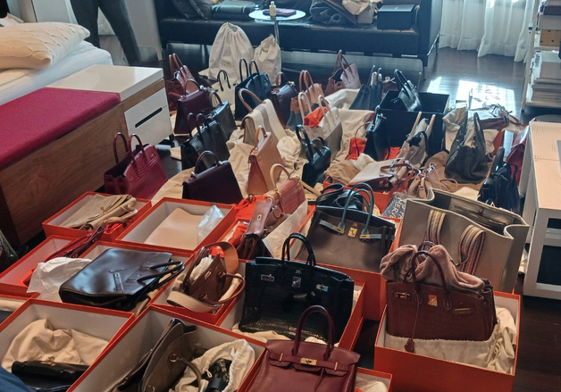 100억 탈세범 집 털자 에르메스 60개 와르르…국세청, 18억 재산 압류