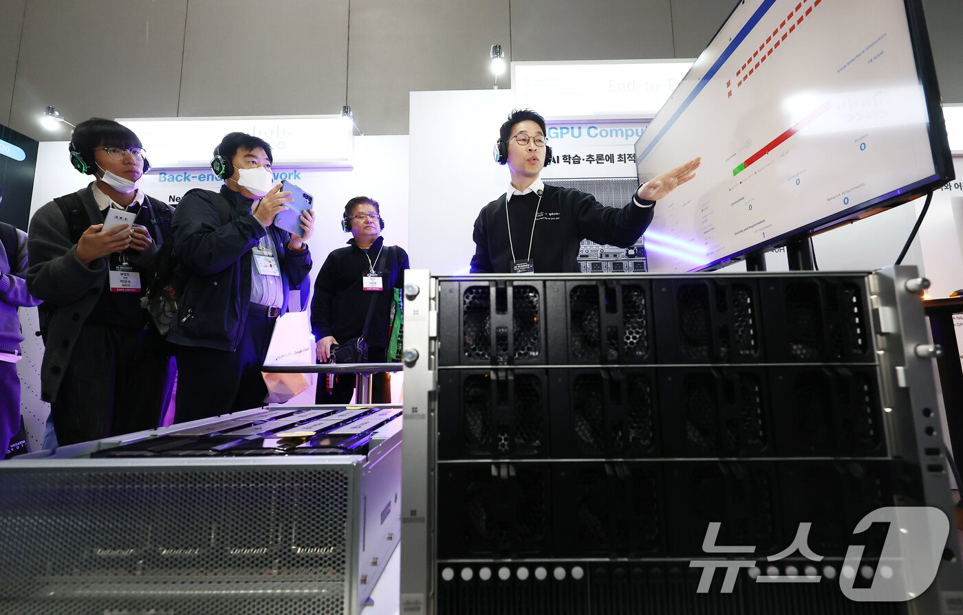 본문 이미지 - 10일 서울 강남구 코엑스에서 열린 2025 AI서밋서울앤엑스포에서 관람객들이 참가 부스를 둘러보고 있다. 2025.11.10/뉴스1 ⓒ News1 김민지 기자