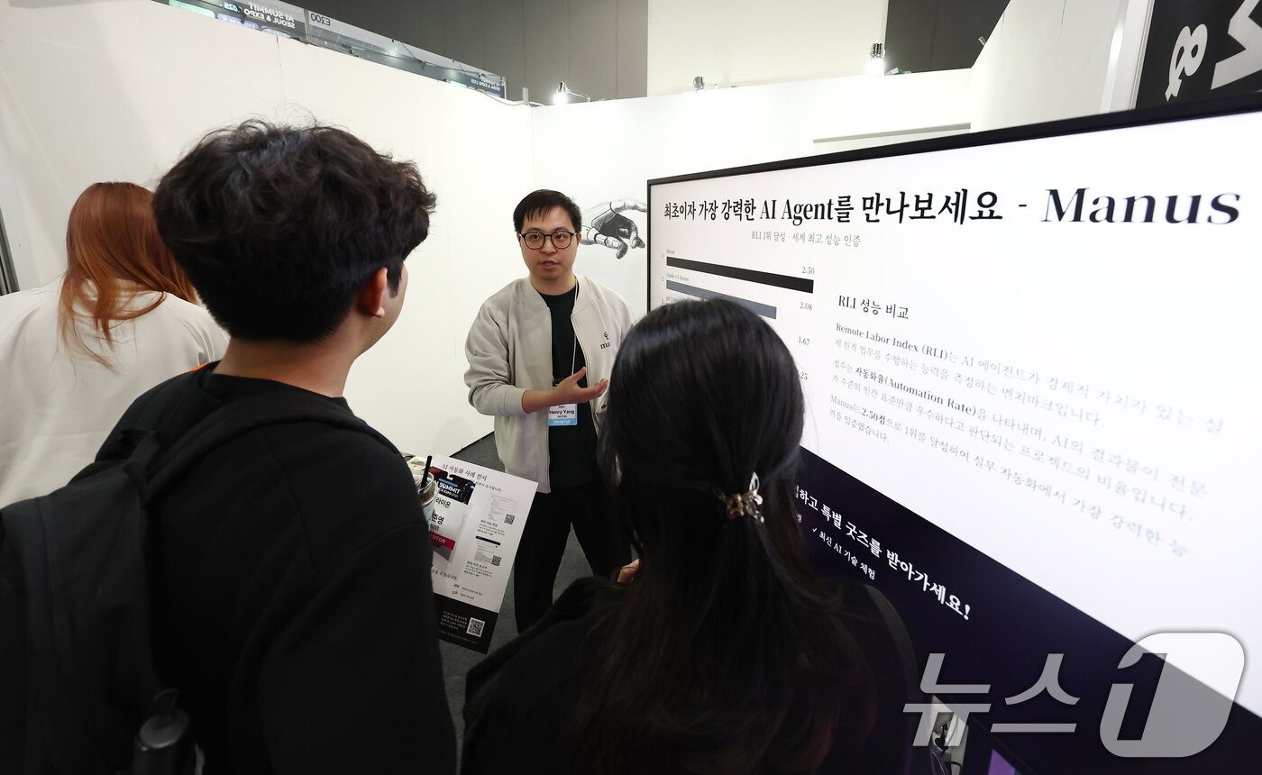 본문 이미지 - 10일 서울 강남구 코엑스에서 열린 2025 AI서밋서울앤엑스포에서 관람객들이 참가 부스를 둘러보고 있다. 2025.11.10/뉴스1 ⓒ News1 김민지 기자