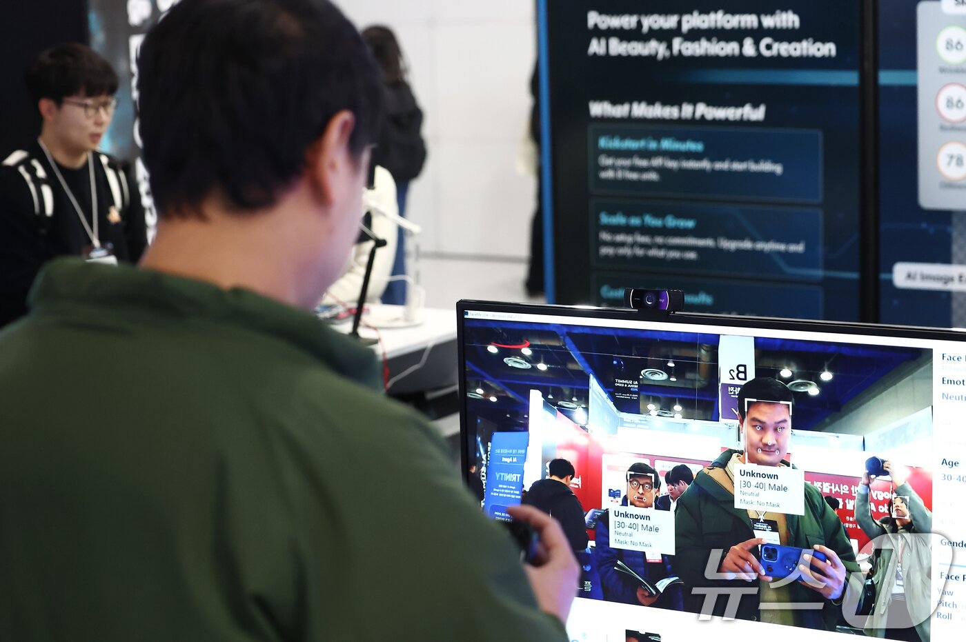 본문 이미지 - 10일 서울 강남구 코엑스에서 열린 2025 AI서밋서울앤엑스포에서 관람객들이 참가 부스를 둘러보고 있다. 2025.11.10/뉴스1 ⓒ News1 김민지 기자