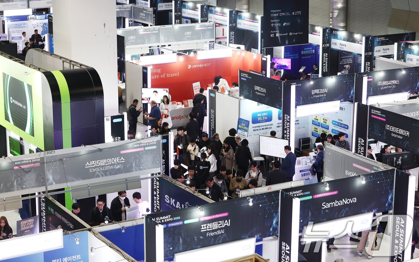본문 이미지 - 10일 서울 강남구 코엑스에서 열린 2025 AI서밋서울앤엑스포에서 관람객들이 참가 부스를 둘러보고 있다. 2025.11.10/뉴스1 ⓒ News1 김민지 기자