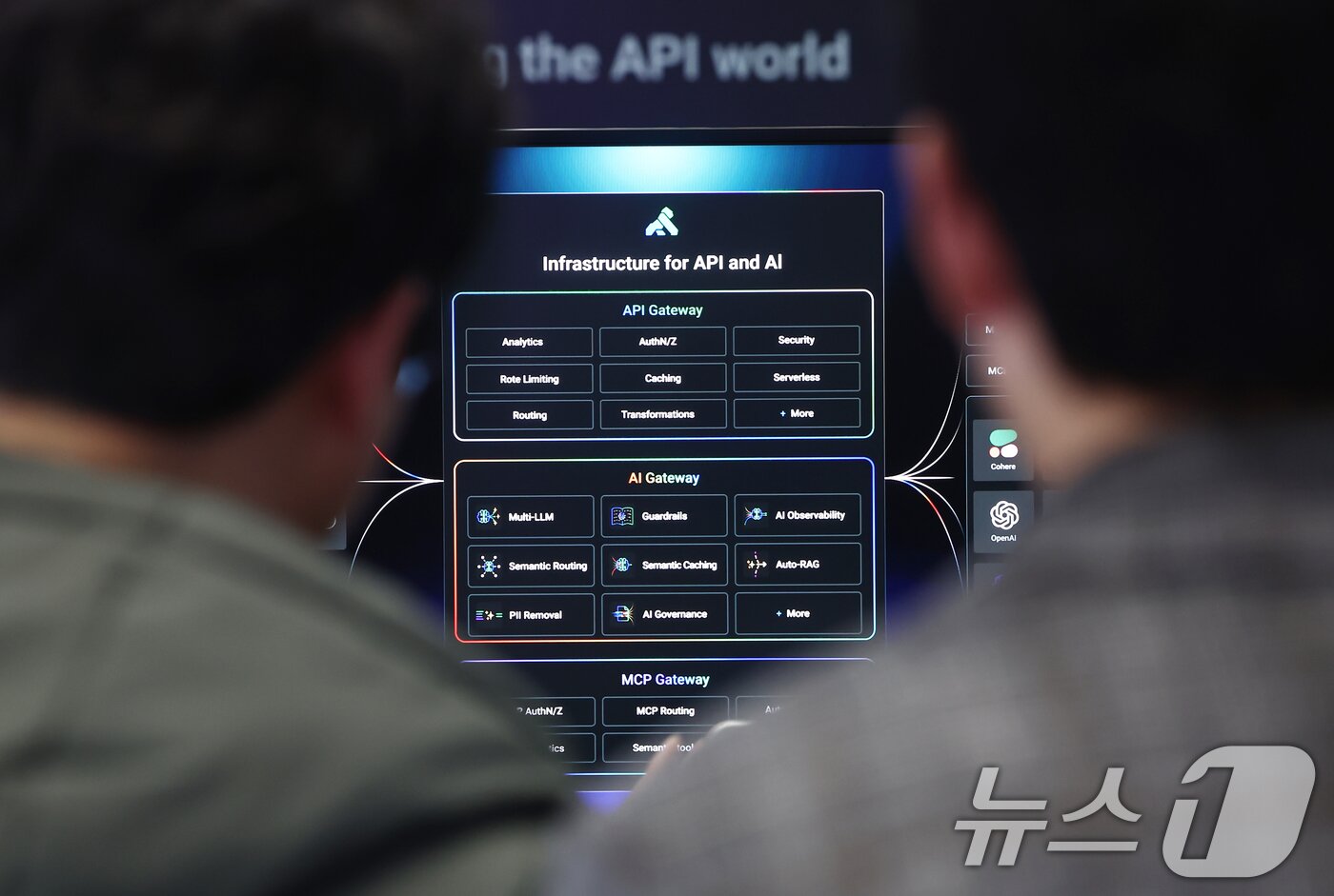 본문 이미지 - 10일 서울 강남구 코엑스에서 열린 2025 AI서밋서울앤엑스포에서 관람객들이 참가 부스를 둘러보고 있다. 2025.11.10/뉴스1 ⓒ News1 김민지 기자