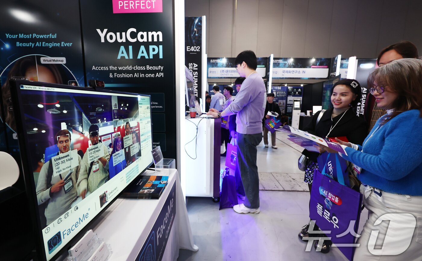 본문 이미지 - 10일 서울 강남구 코엑스에서 열린 2025 AI서밋서울앤엑스포에서 관람객들이 참가 부스를 둘러보고 있다. 2025.11.10/뉴스1 ⓒ News1 김민지 기자