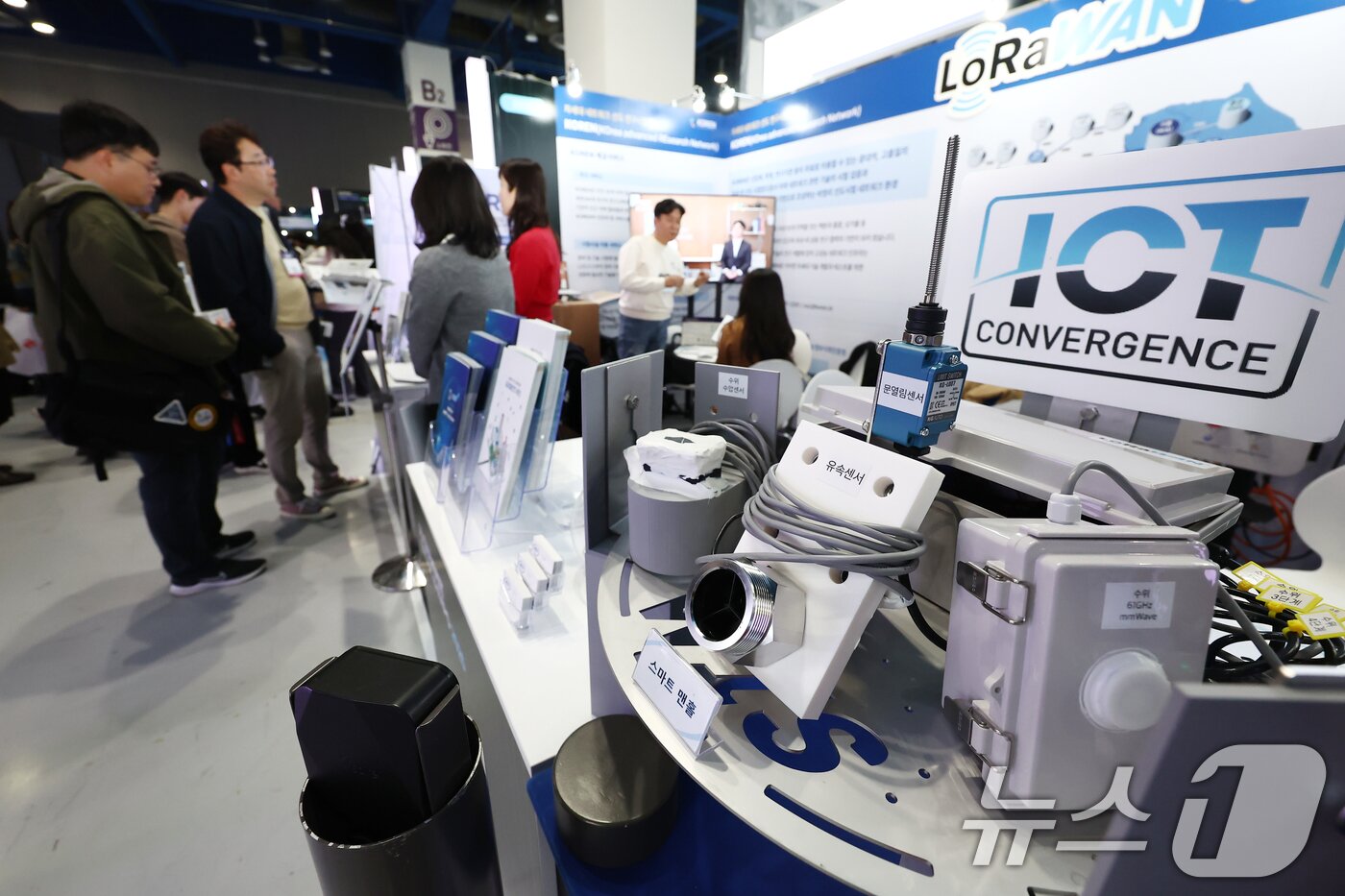 본문 이미지 - 10일 서울 강남구 코엑스에서 열린 2025 AI서밋서울앤엑스포에서 관람객들이 참가 부스를 둘러보고 있다. 2025.11.10/뉴스1 ⓒ News1 김민지 기자