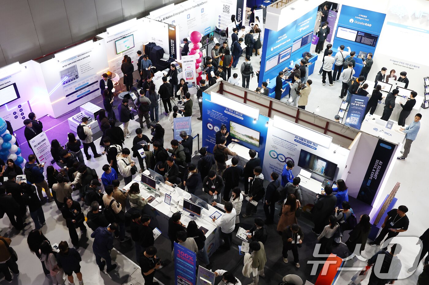 본문 이미지 - 10일 서울 강남구 코엑스에서 열린 2025 AI서밋서울앤엑스포에서 관람객들이 참가 부스를 둘러보고 있다. 2025.11.10/뉴스1 ⓒ News1 김민지 기자
