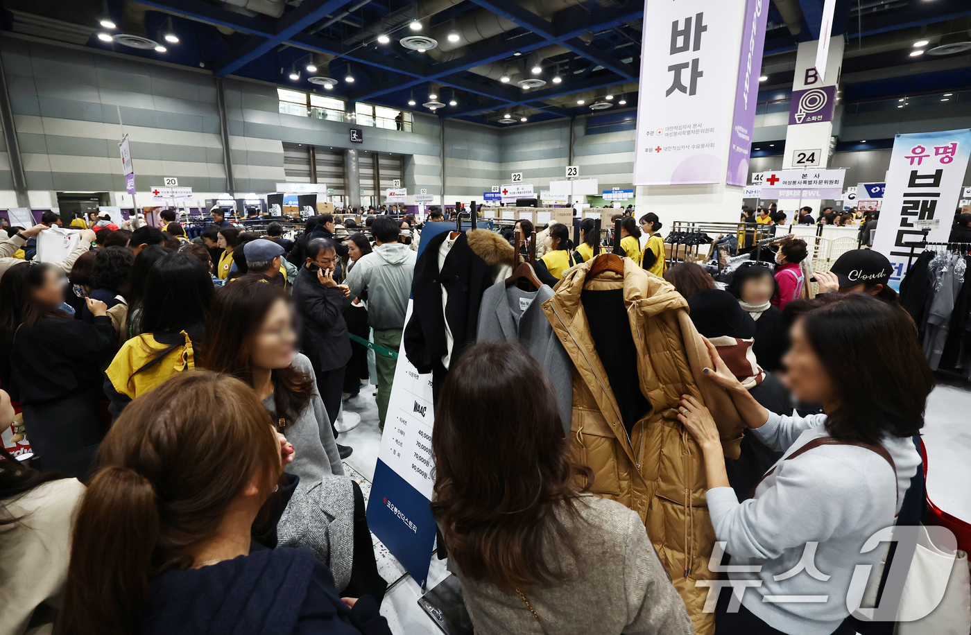 (서울=뉴스1) 김민지 기자 = 10일 서울 강남구 코엑스에서 열린 2025 적십자 바자 행사에서 방문객들이 판매 부스를 둘러보고 있다.1984년부터 42회째 이어온 적십자 바자의 …