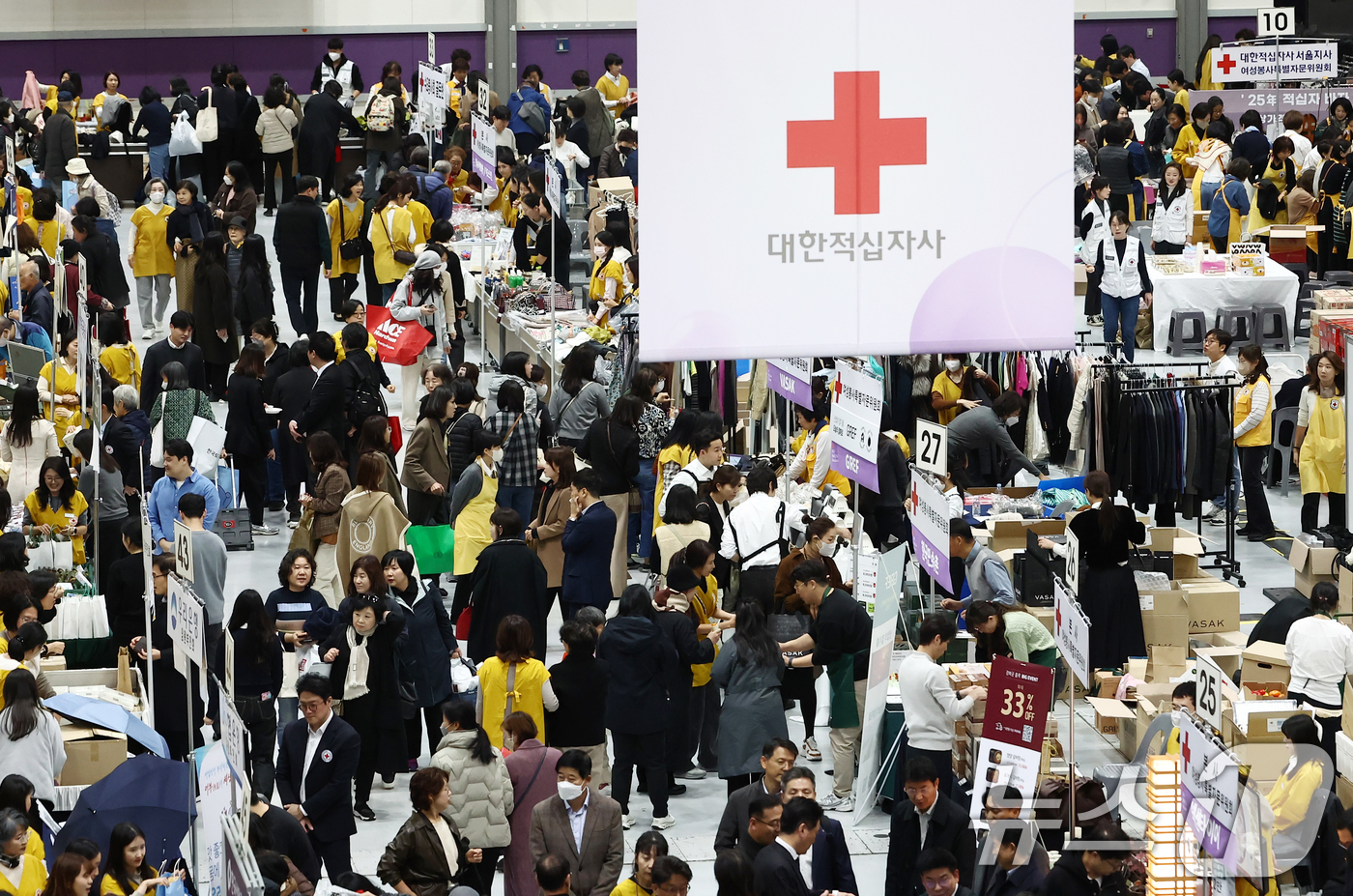 (서울=뉴스1) 김민지 기자 = 10일 서울 강남구 코엑스에서 열린 2025 적십자 바자 행사에서 방문객들이 판매 부스를 둘러보고 있다.1984년부터 42회째 이어온 적십자 바자의 …