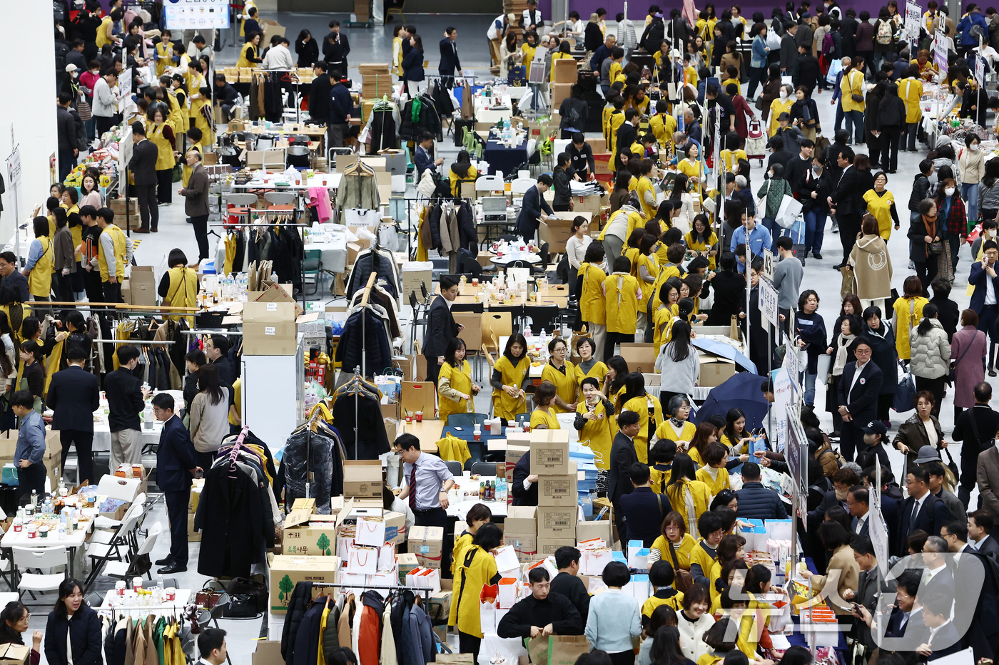 (서울=뉴스1) 김민지 기자 = 10일 서울 강남구 코엑스에서 열린 2025 적십자 바자 행사에서 방문객들이 판매 부스를 둘러보고 있다.1984년부터 42회째 이어온 적십자 바자의 …