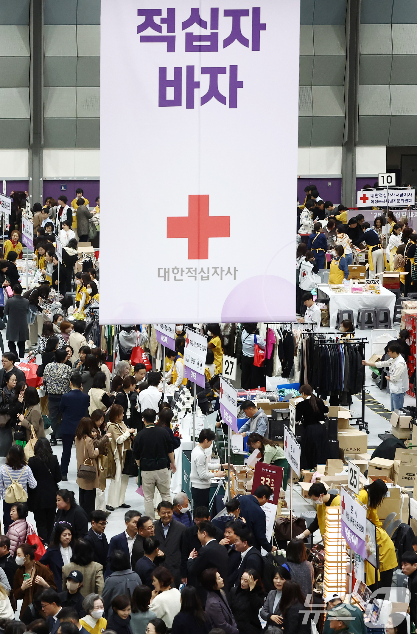 (서울=뉴스1) 김민지 기자 = 10일 서울 강남구 코엑스에서 열린 2025 적십자 바자 행사에서 방문객들이 판매 부스를 둘러보고 있다.1984년부터 42회째 이어온 적십자 바자의 …