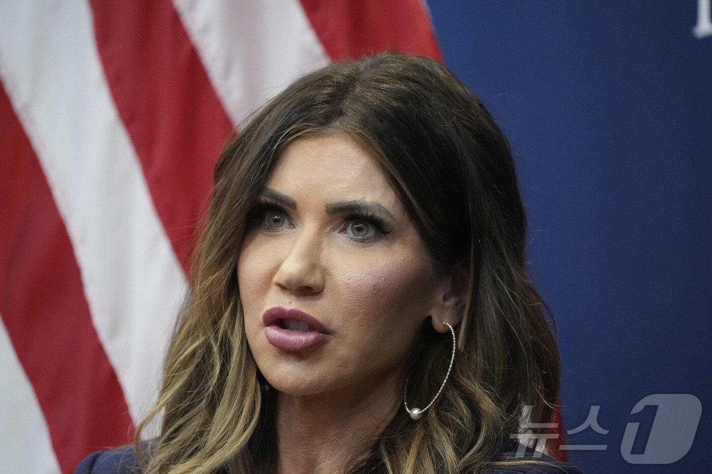 본문 이미지 - 크리스티 놈 미국 국토안보부 장관이 7일 사우스캐롤라이나 찰스턴에서 열린 타운홀 행사에 참석하고 있다. 2025.11.7 ⓒ AFP=뉴스1 ⓒ News1 강민경 기자