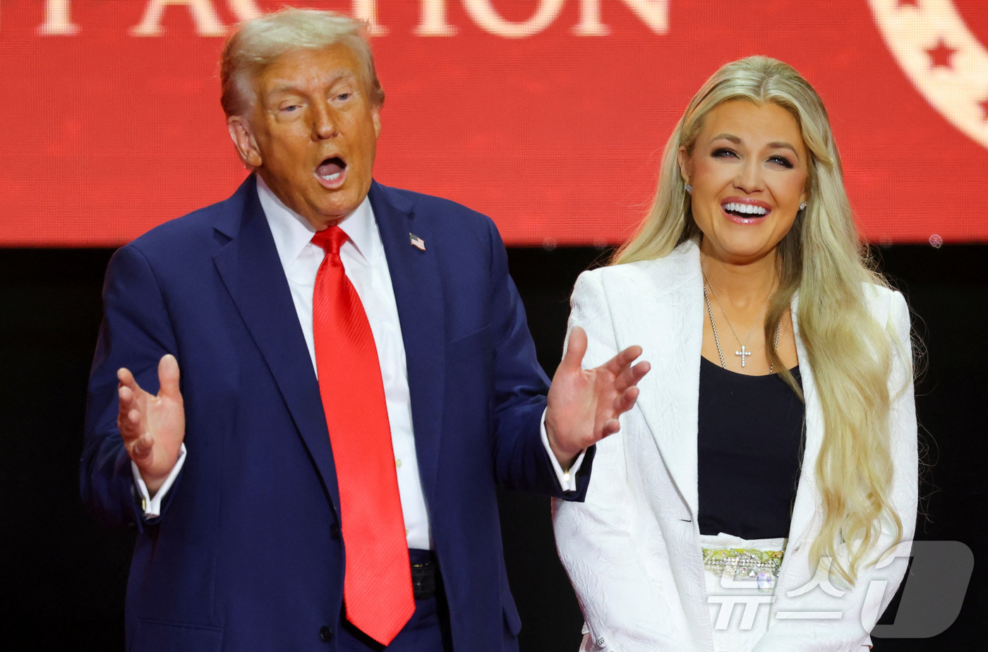 (글렌데일 로이터=뉴스1) 강민경 기자 = 도널드 트럼프 미국 대통령과 지난 9월 총격으로 사망한 강경우파 논객 찰리 커크의 아내 에리카 커크. (자료사진) 2025.9.21ⓒ 로 …
