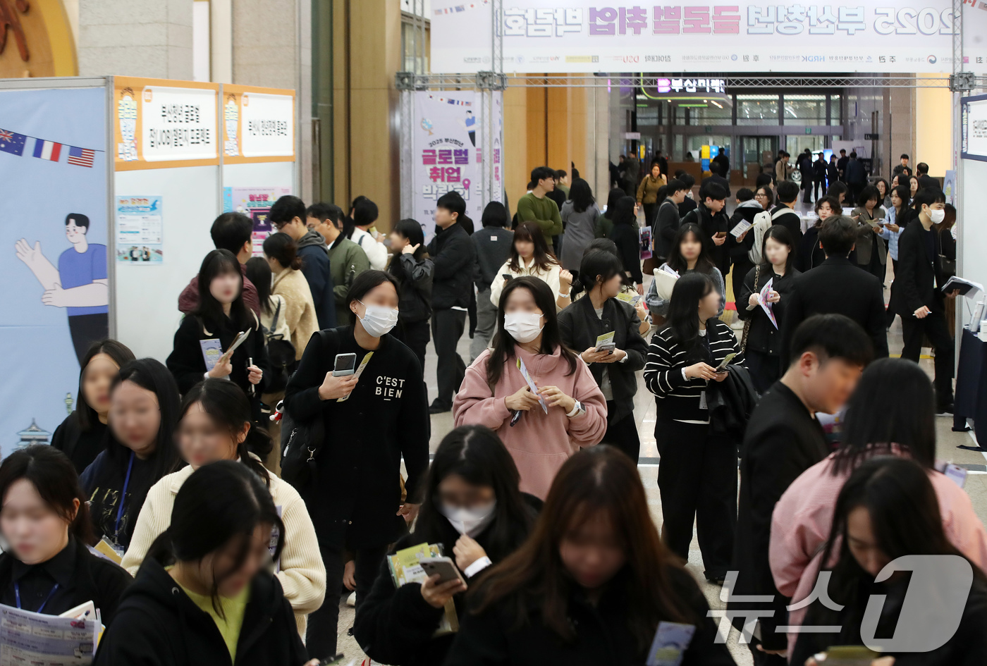 (부산=뉴스1) 윤일지 기자 = 10일 부산 연제구 부산시청에서 열린 '2025 부산청년 글로벌 취업박람회'가 구직자들로 북적이고 있다.이번 박람회엔 미국, 일본, 호주, 독일 등 …