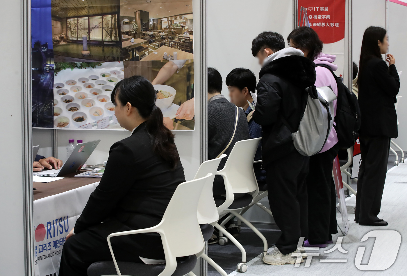 (부산=뉴스1) 윤일지 기자 = 10일 부산 연제구 부산시청에서 열린 '2025 부산청년 글로벌 취업박람회'에서 구직자들이 면접을 보고 있다.이번 박람회엔 미국, 일본, 호주, 독 …