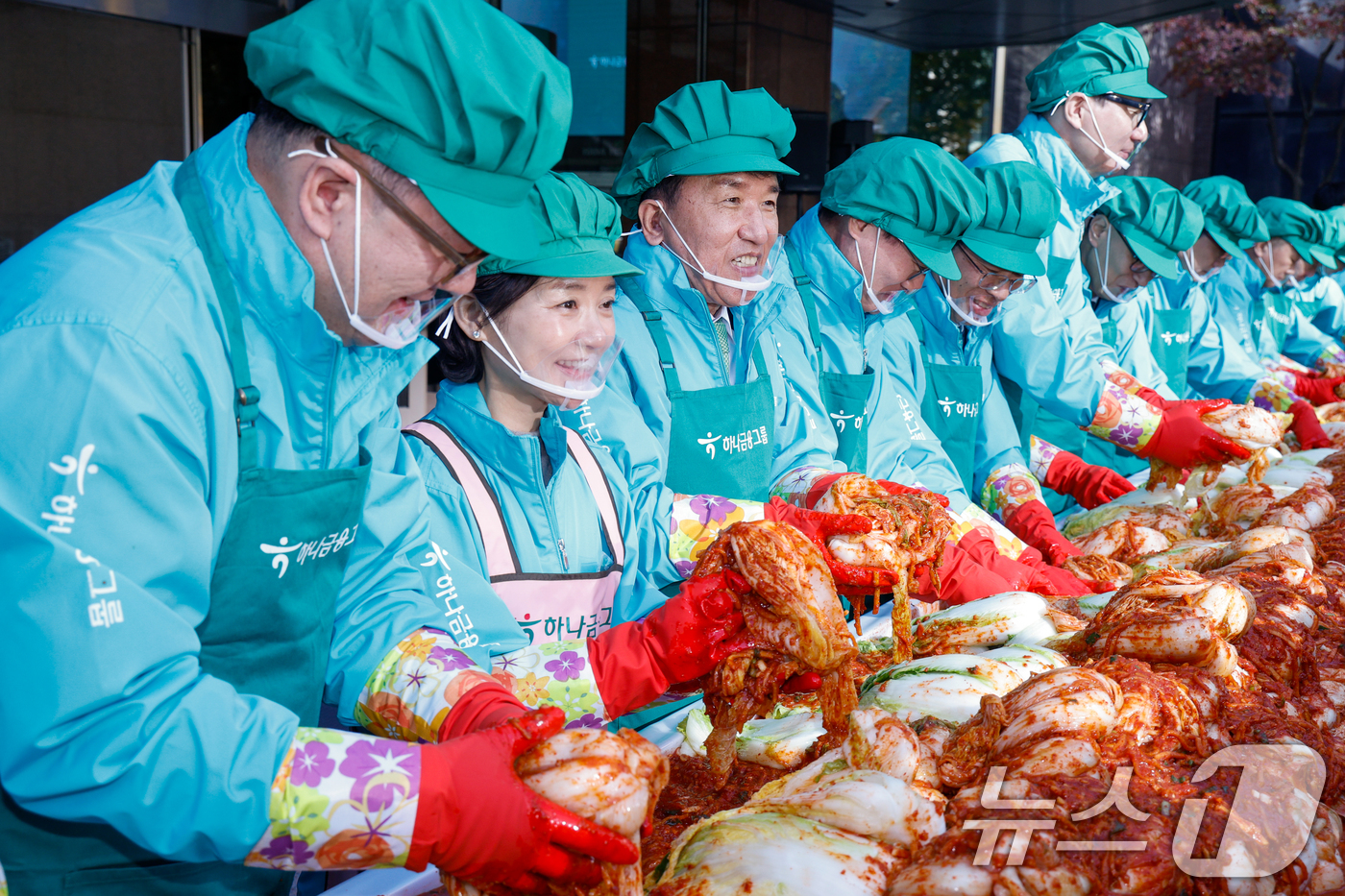 (서울=뉴스1) 안은나 기자 = 함영주 하나금융그룹 회장(왼쪽 세번째)을 비롯한 임직원들이 10일 오전 서울 중구 하나금융그룹 명동사옥에서 '2025 모두하나데이'를 맞아 열린 사 …