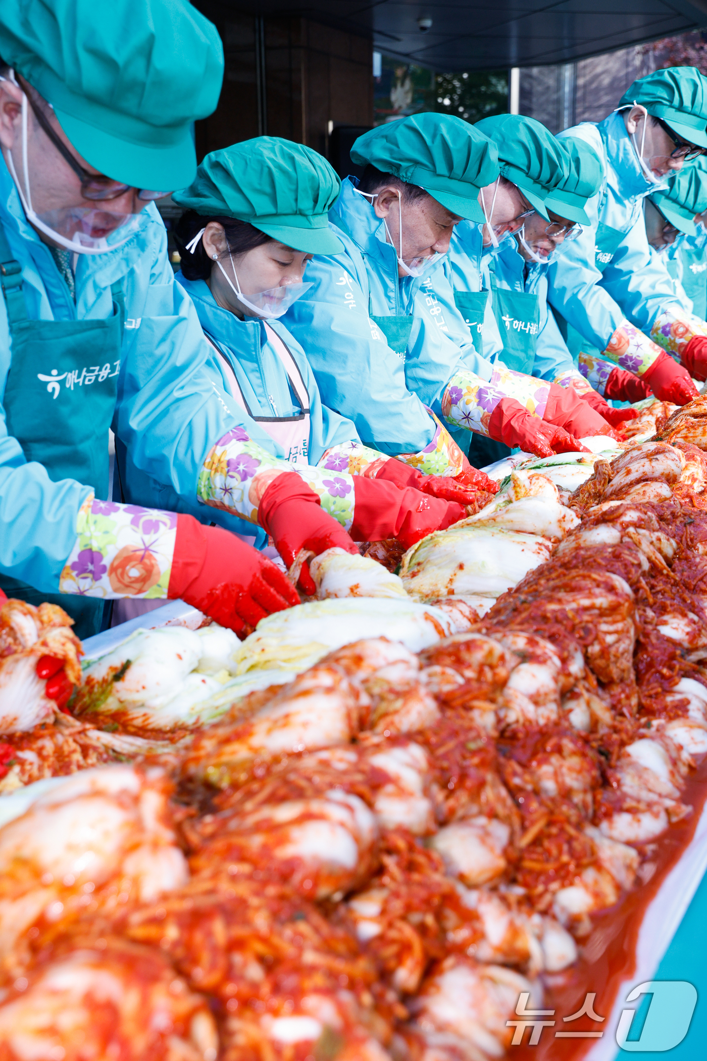 (서울=뉴스1) 안은나 기자 = 함영주 하나금융그룹 회장(왼쪽 세번째)을 비롯한 임직원들이 10일 오전 서울 중구 하나금융그룹 명동사옥에서 '2025 모두하나데이'를 맞아 열린 사 …