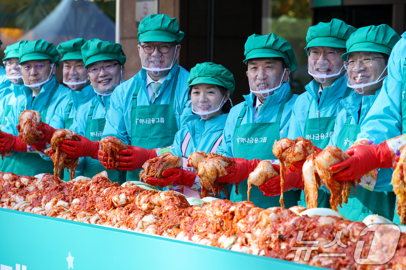 (서울=뉴스1) 안은나 기자 = 함영주 하나금융그룹 회장(오른쪽 세번째)을 비롯한 임직원들이 10일 오전 서울 중구 하나금융그룹 명동사옥에서 '2025 모두하나데이'를 맞아 열린 …