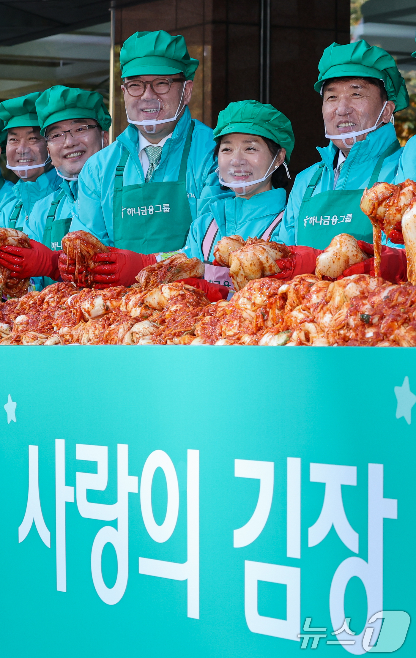 (서울=뉴스1) 안은나 기자 = 함영주 하나금융그룹 회장(오른쪽 첫번째)을 비롯한 임직원들이 10일 오전 서울 중구 하나금융그룹 명동사옥에서 '2025 모두하나데이'를 맞아 열린 …