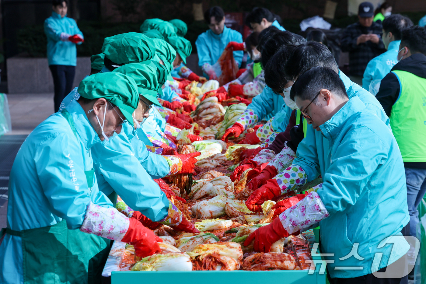 (서울=뉴스1) 안은나 기자 = 하나금융그룹 임직원들이 10일 오전 서울 중구 하나금융그룹 명동사옥에서 '2025 모두하나데이'를 맞아 열린 사랑의 김장 나눔 행사에 참석해 11, …