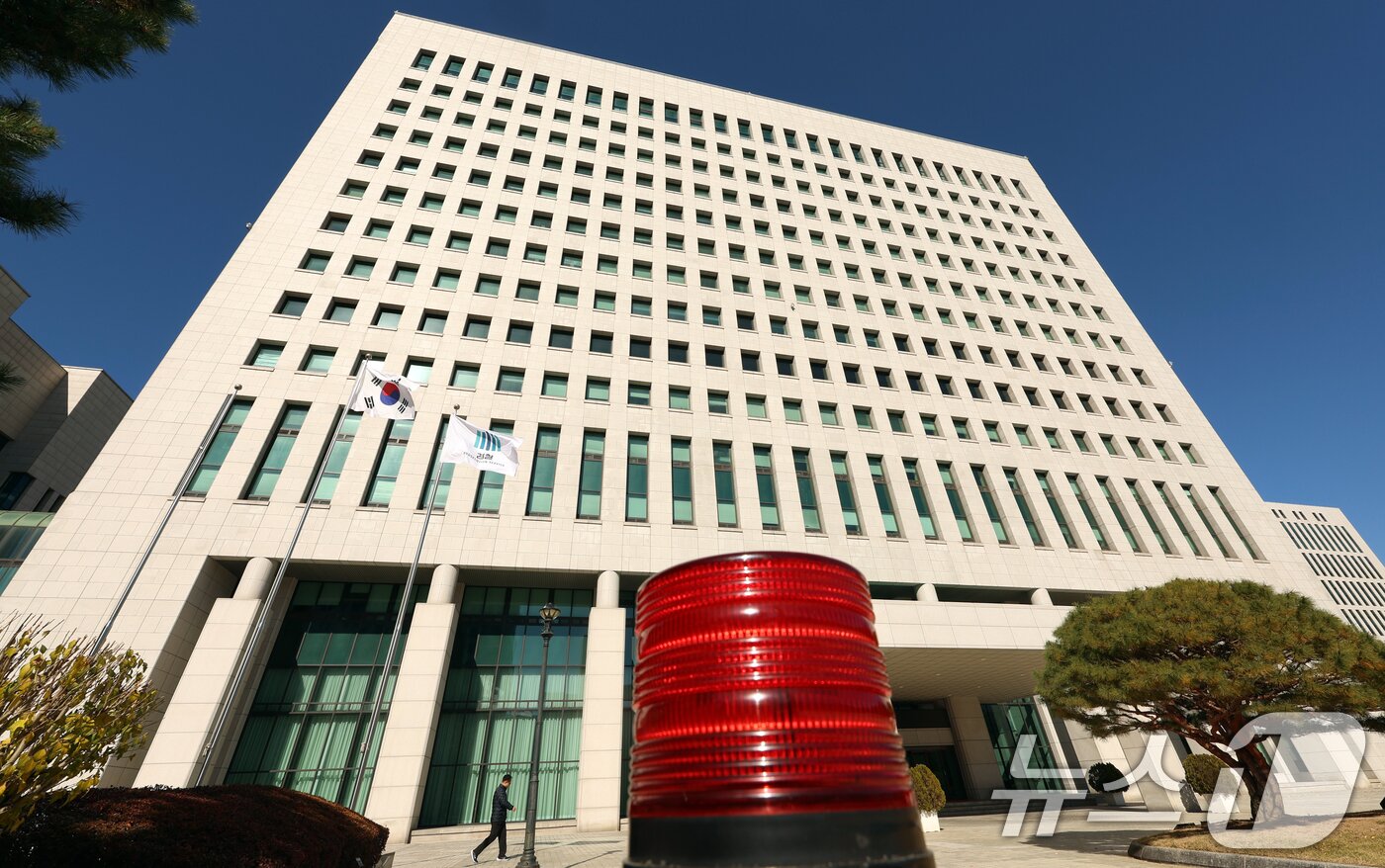 본문 이미지 - 대검찰청의 대장동 개발 비리 사건 1심 선고에 대한 항소 포기를 둘러싼 법무부 지시 의혹으로 논란이 커져가고 있다. 사진은 10일 서울 서초구 대검찰청 모습. 2025.11.10/뉴스1 ⓒ News1 김명섭 기자