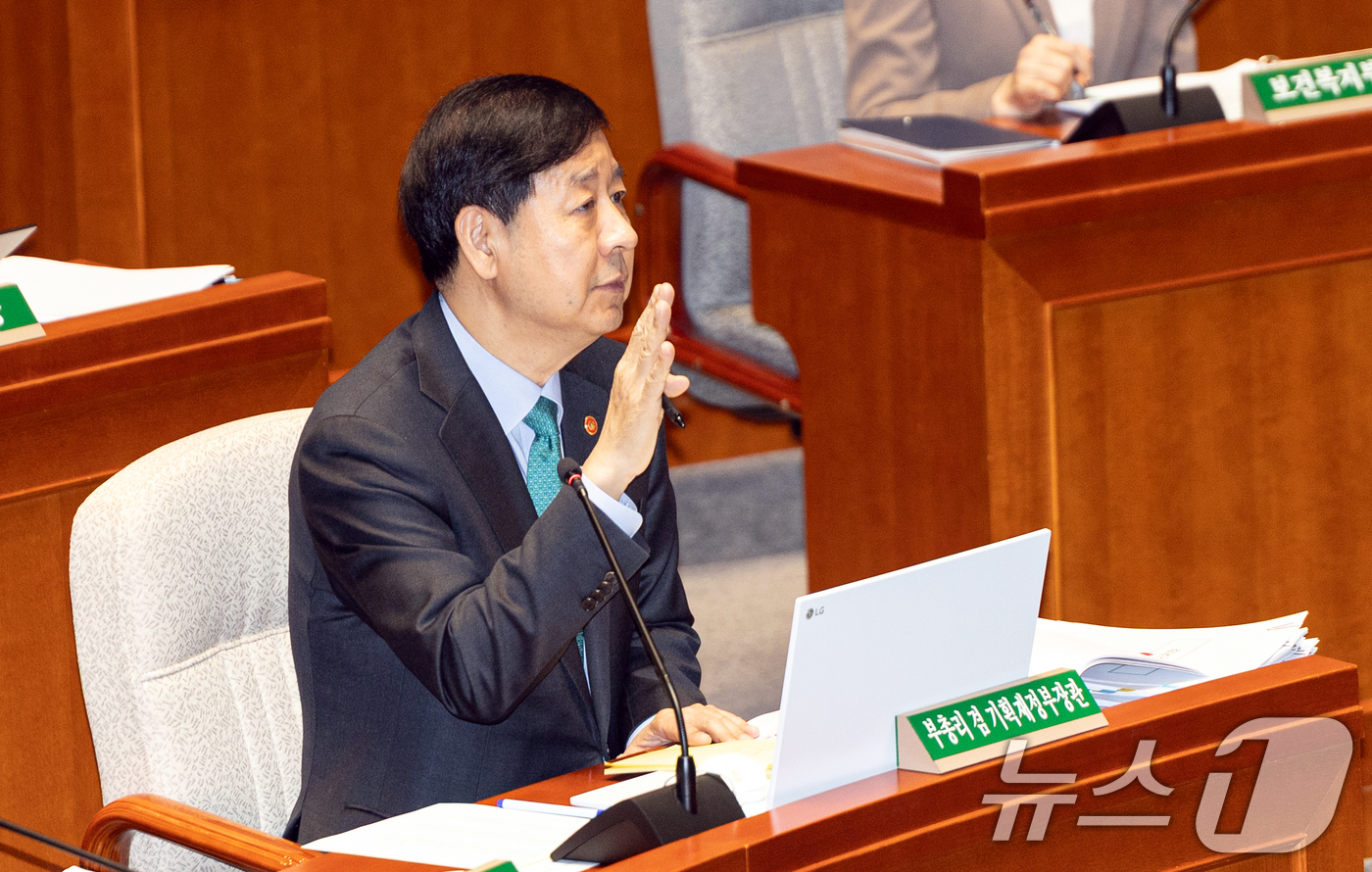 (서울=뉴스1) 이승배 기자 = 구윤철 경제부총리 겸 기획재정부 장관이 10일 서울 여의도 국회에서 열린 제429회국회(정기회) 예산결산특별위원회 제5차 전체회의에 출석해 의원 질 …