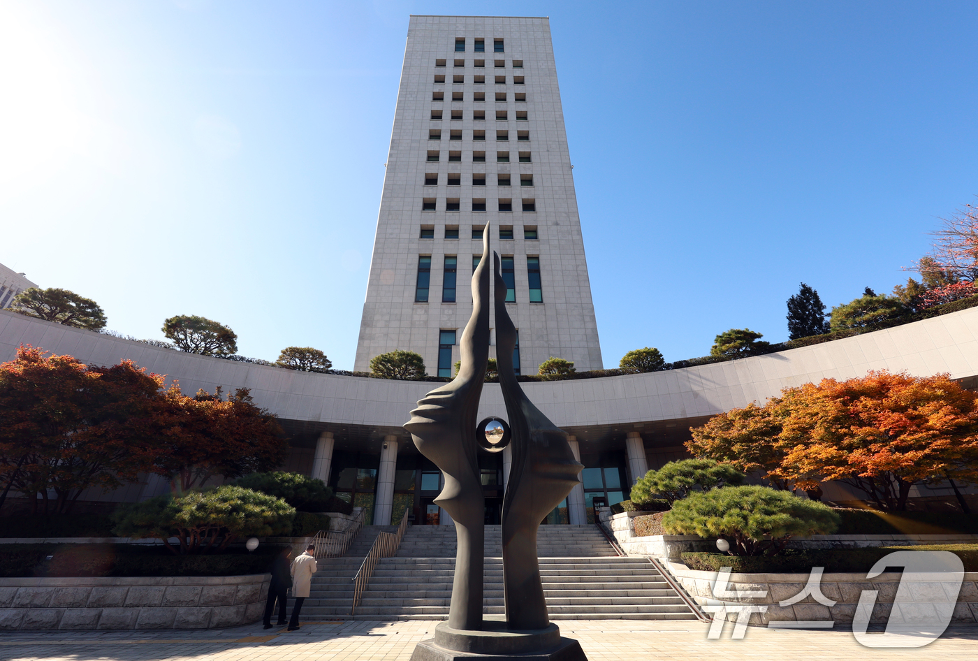 (서울=뉴스1) 김명섭 기자 = 대검찰청의 대장동 개발 비리 사건 1심 선고에 대한 항소 포기를 둘러싼 법무부 지시 의혹으로 논란이 커져가고 있다.사진은 10일 서울 서초구 대검찰 …