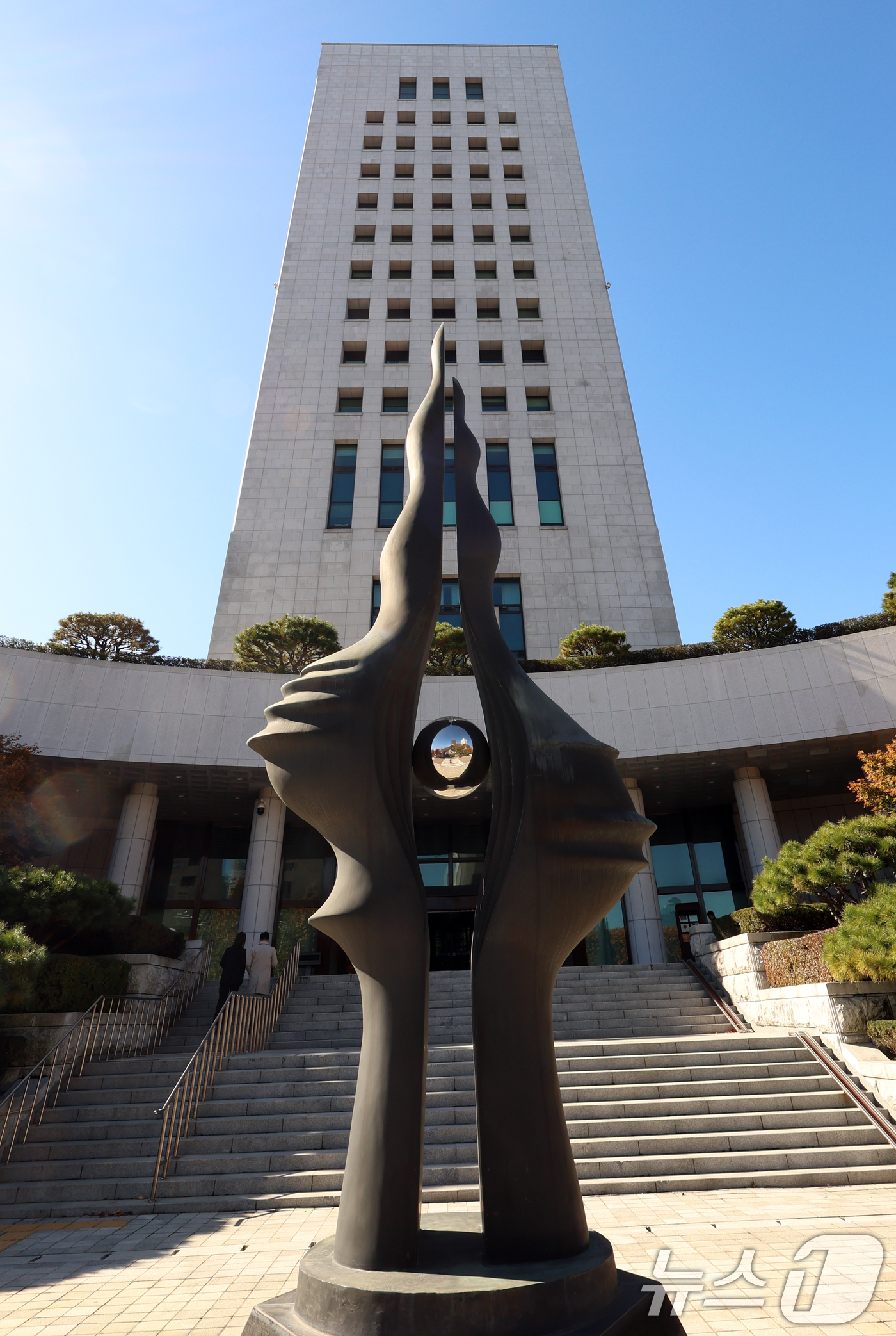 (서울=뉴스1) 김명섭 기자 = 대검찰청의 대장동 개발 비리 사건 1심 선고에 대한 항소 포기를 둘러싼 법무부 지시 의혹으로 논란이 커져가고 있다.사진은 10일 서울 서초구 대검찰 …