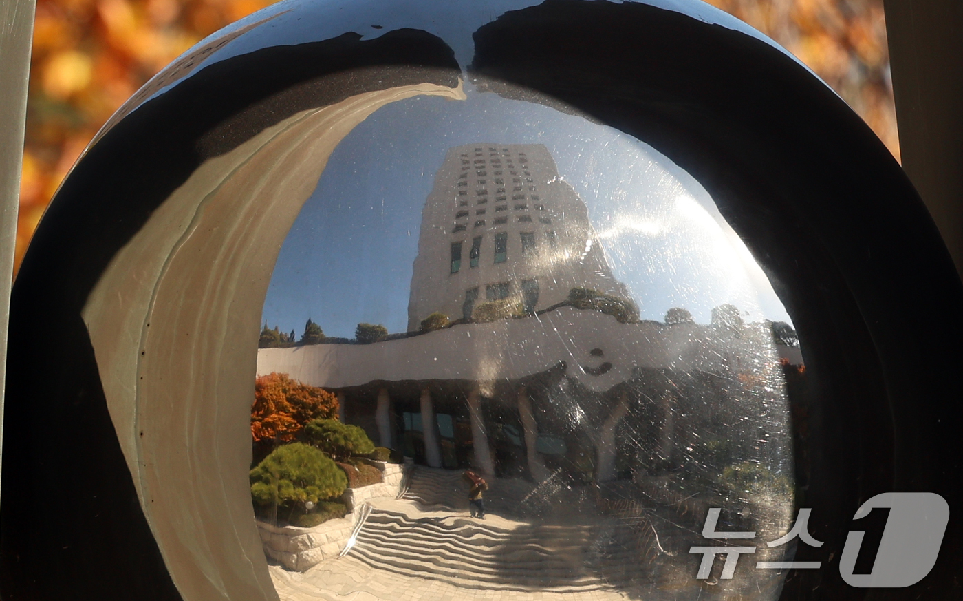 (서울=뉴스1) 김명섭 기자 = 대검찰청의 대장동 개발 비리 사건 1심 선고에 대한 항소 포기를 둘러싼 법무부 지시 의혹으로 논란이 커져가고 있다.사진은 10일 서울 서초구 대검찰 …