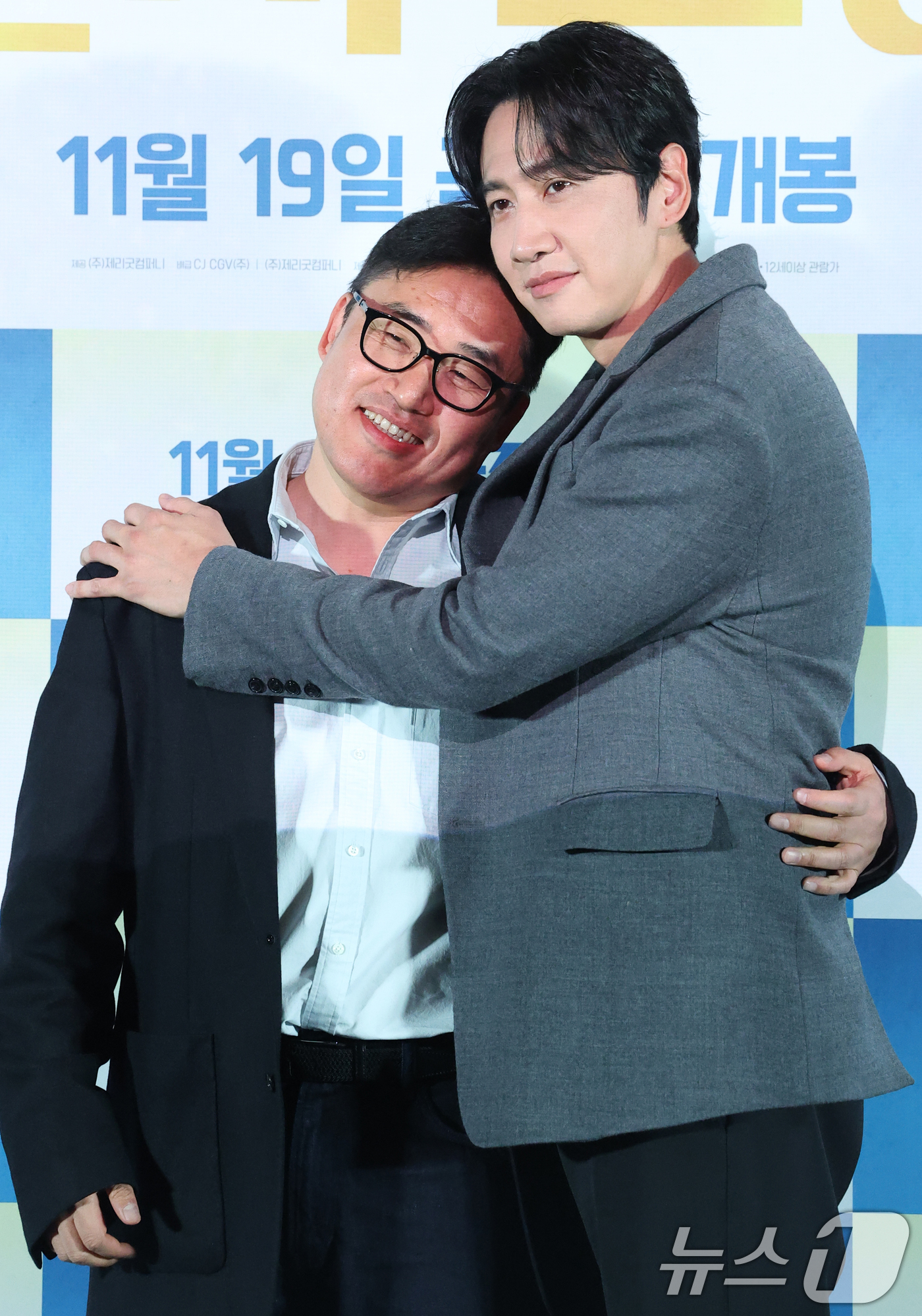 (서울=뉴스1) 권현진 기자 = 김성훈 감독과 배우 이광수(오른쪽)가 10일 서울 용산구 CGV용산아이파크몰에서 열린 영화 ‘나혼자 프린스’(감독 김성훈) 언론시사회에 참석해 포즈 …