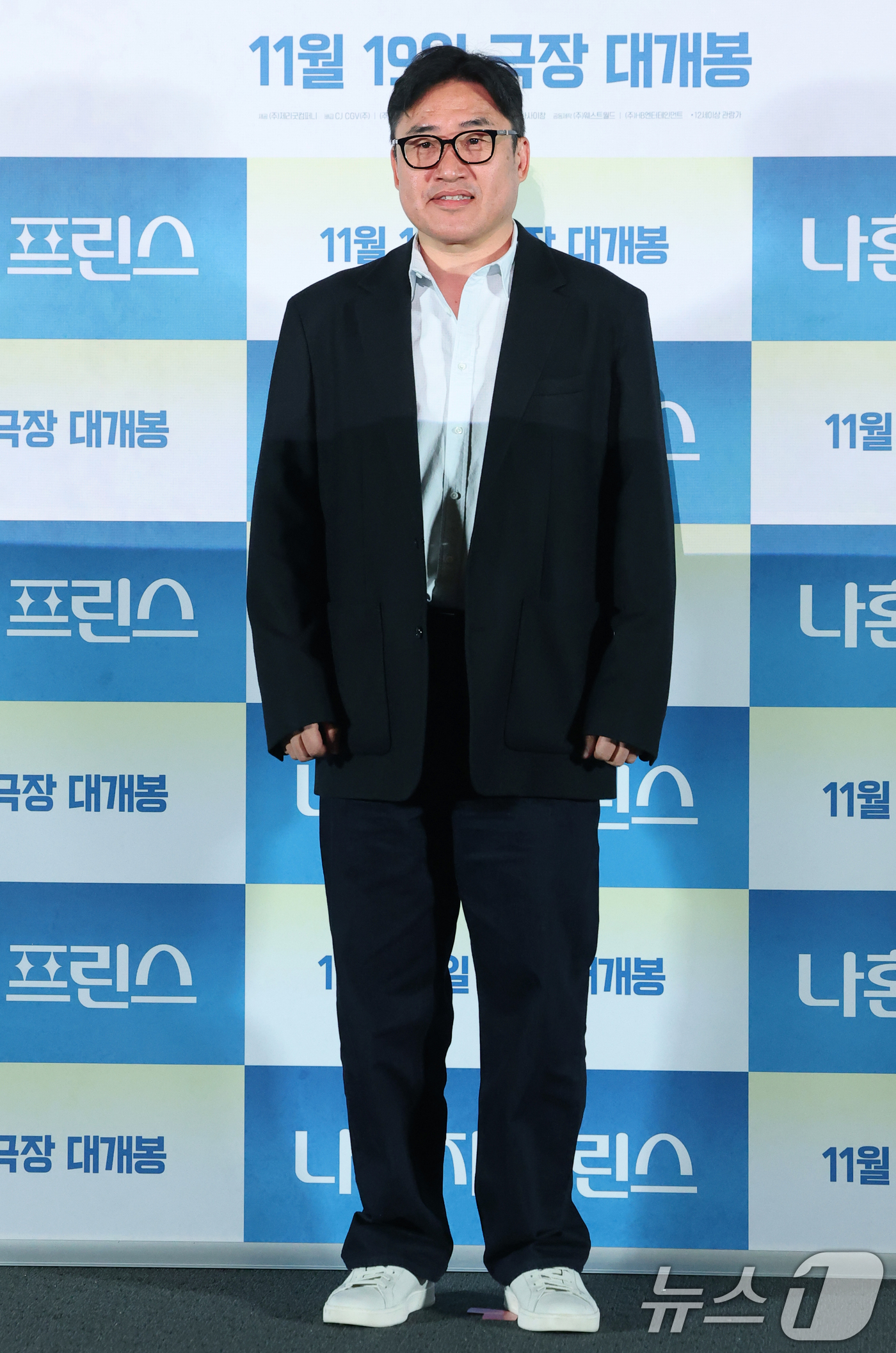 (서울=뉴스1) 권현진 기자 = 김성훈 감독이 10일 서울 용산구 CGV용산아이파크몰에서 열린 영화 ‘나혼자 프린스’ 언론시사회에 참석해 포즈를 취하고 있다.'나혼자 프린스'는 매 …