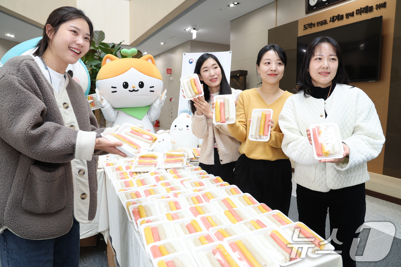 (완주=뉴스1) 유경석 기자 = 농촌진흥청 국립식량과학원 직원들이 10일 전북 완주군 농진청 국립식량과학원에서 농업인의 날 기념 우리쌀 소비 촉진 가래떡 나눔 행사를 하고 있다. …