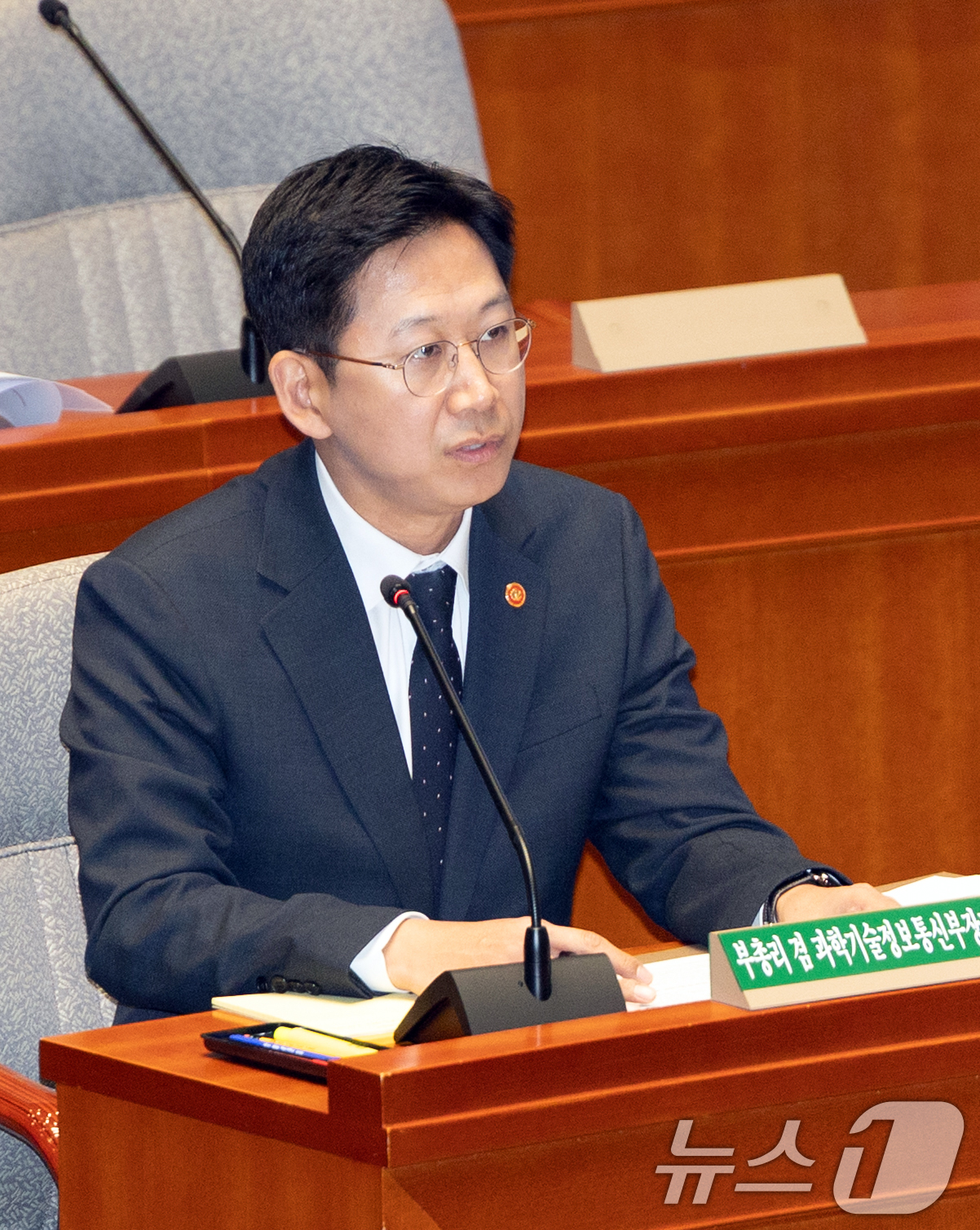 (서울=뉴스1) 이승배 기자 = 배경훈 과학기술부총리 겸 과학기술정보통신부 장관이 10일 서울 여의도 국회에서 열린 제429회국회(정기회) 예산결산특별위원회 제5차 전체회의에 출석 …