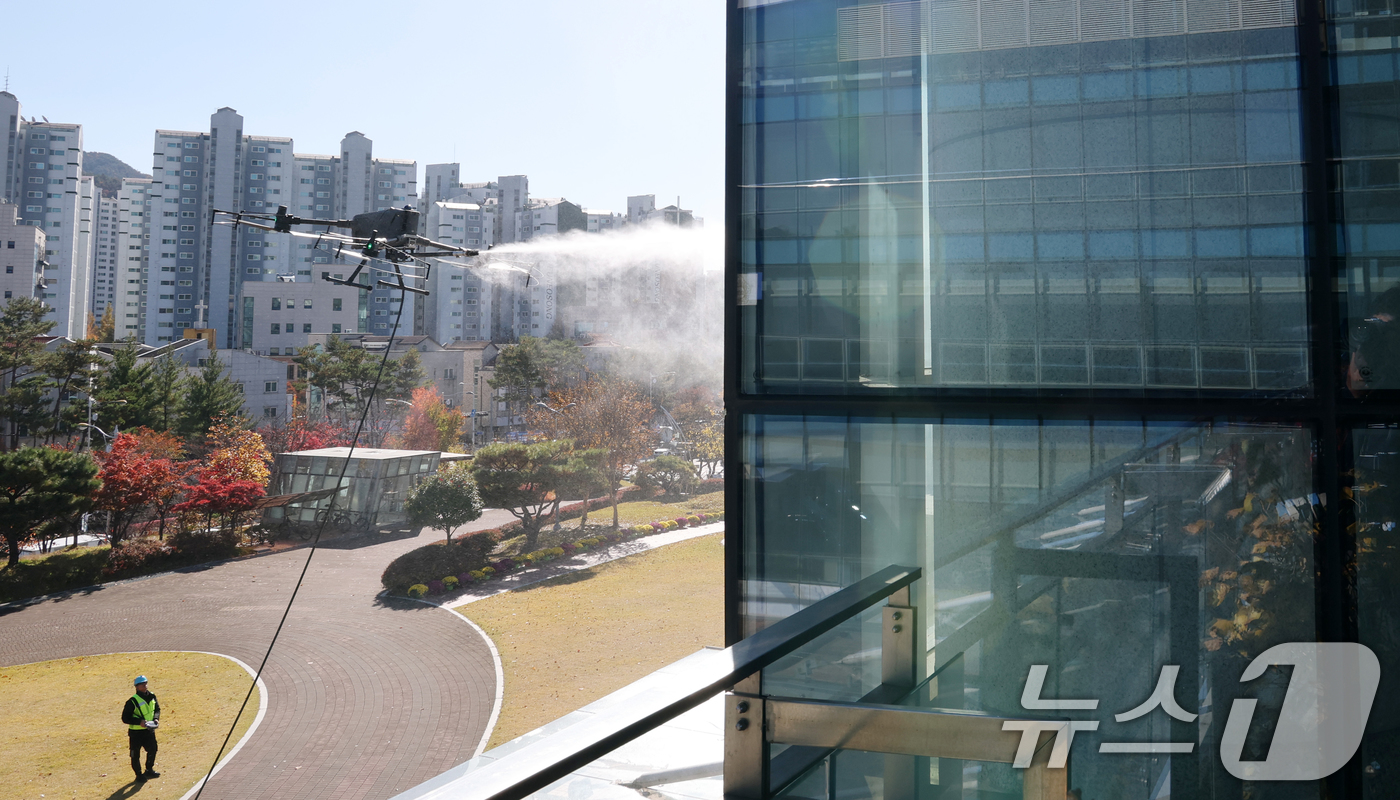 (대전=뉴스1) 김기태 기자 = 10일 오전 대전 동구청에서 업체 관계자가 드론을 활용해 강력한 청사 외벽을 청소하고 있다.동구는 고층부 작업의 특성상 추락 위험이 상존하고 작업자 …