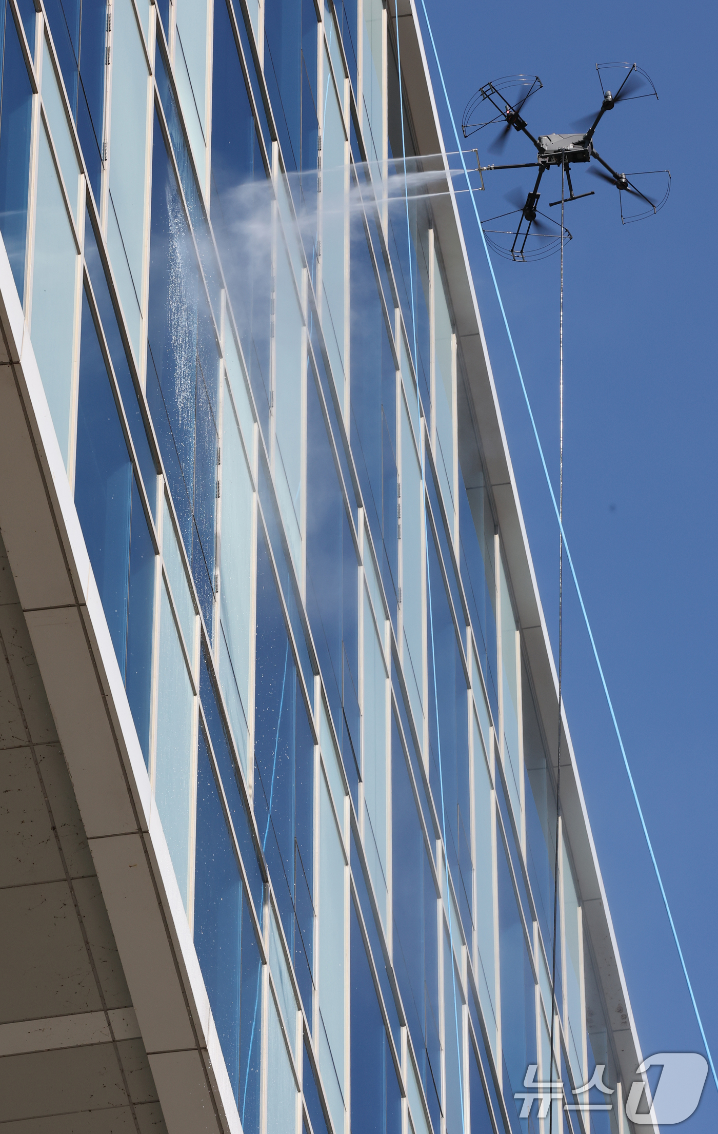 (대전=뉴스1) 김기태 기자 = 10일 오전 대전 동구청에서 업체 관계자가 드론을 활용해 강력한 청사 외벽을 청소하고 있다.동구는 고층부 작업의 특성상 추락 위험이 상존하고 작업자 …