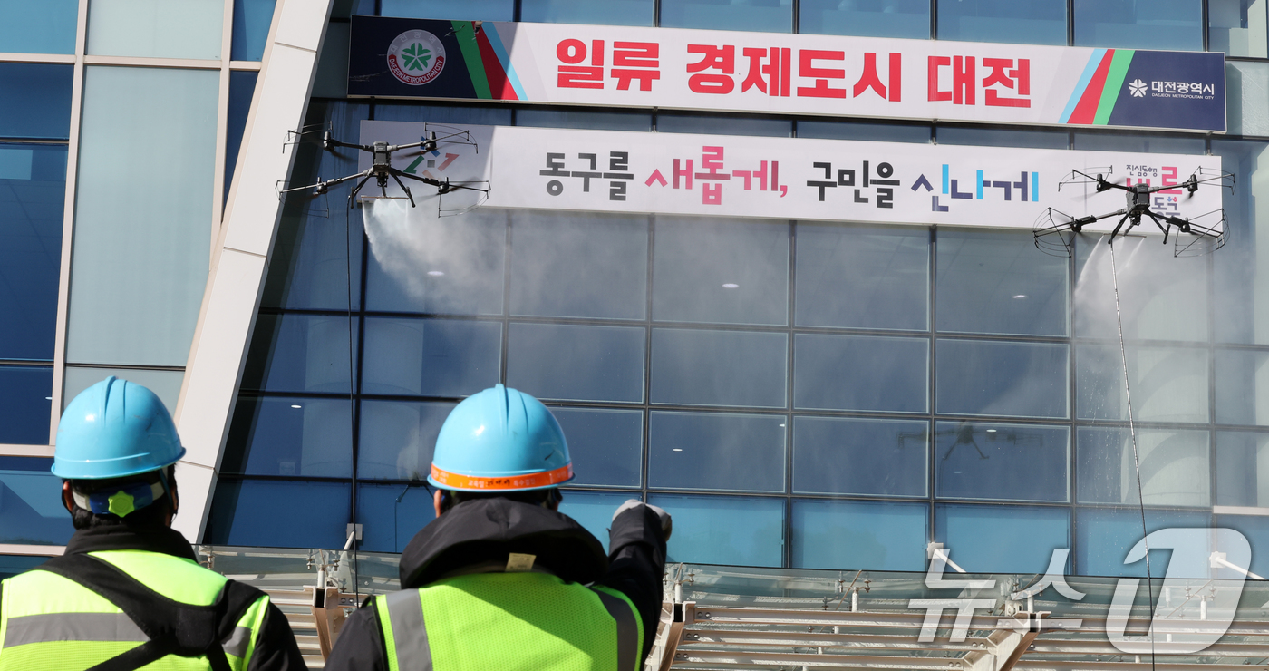 (대전=뉴스1) 김기태 기자 = 10일 오전 대전 동구청에서 업체 관계자가 드론을 활용해 강력한 청사 외벽을 청소하고 있다.동구는 고층부 작업의 특성상 추락 위험이 상존하고 작업자 …