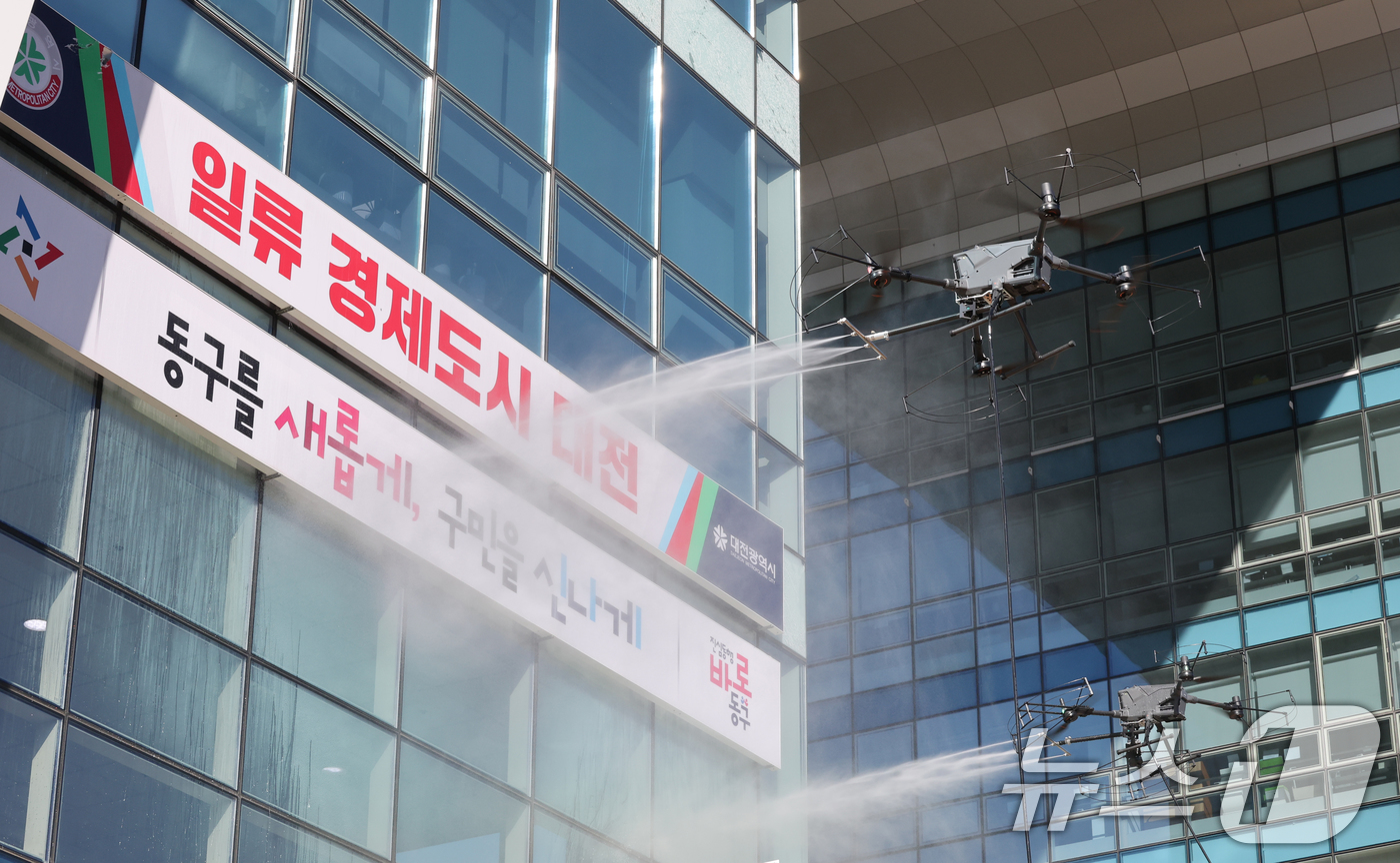 (대전=뉴스1) 김기태 기자 = 10일 오전 대전 동구청에서 업체 관계자가 드론을 활용해 강력한 청사 외벽을 청소하고 있다.동구는 고층부 작업의 특성상 추락 위험이 상존하고 작업자 …