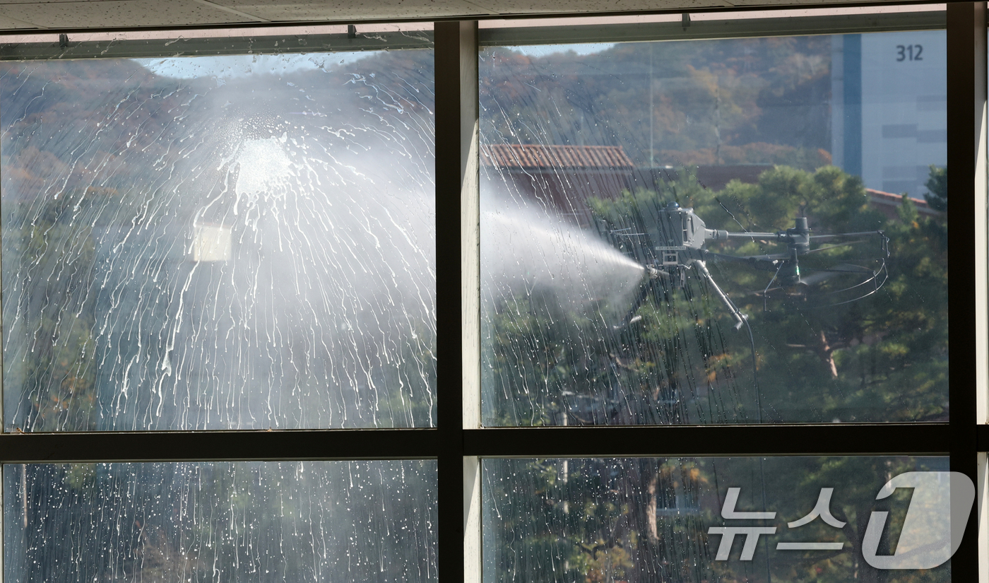 (대전=뉴스1) 김기태 기자 = 10일 오전 대전 동구청에서 업체 관계자가 드론을 활용해 강력한 청사 외벽을 청소하고 있다.동구는 고층부 작업의 특성상 추락 위험이 상존하고 작업자 …