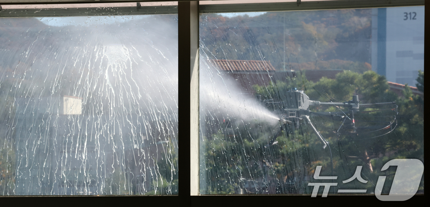 (대전=뉴스1) 김기태 기자 = 10일 오전 대전 동구청에서 업체 관계자가 드론을 활용해 강력한 청사 외벽을 청소하고 있다.동구는 고층부 작업의 특성상 추락 위험이 상존하고 작업자 …