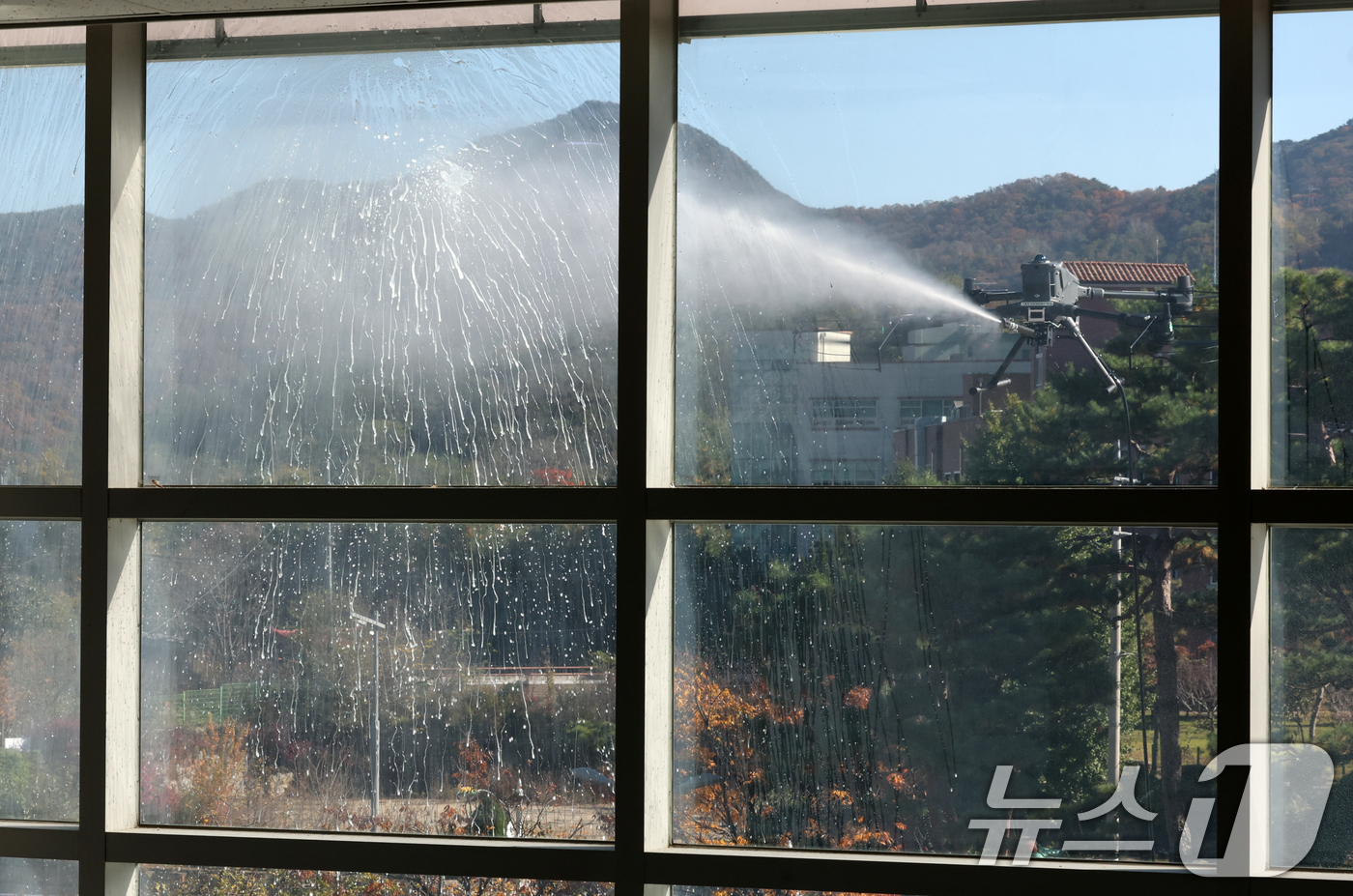 (대전=뉴스1) 김기태 기자 = 10일 오전 대전 동구청에서 업체 관계자가 드론을 활용해 강력한 청사 외벽을 청소하고 있다.동구는 고층부 작업의 특성상 추락 위험이 상존하고 작업자 …