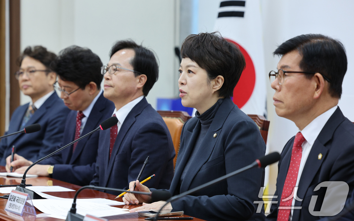 (서울=뉴스1) 신웅수 기자 = 김은혜 국민의힘 의원이 10일 서울 여의도 국회에서 10·15 부동산 대책 통계조작 관련 기자회견을 하고 있다. 2025.11.10/뉴스1