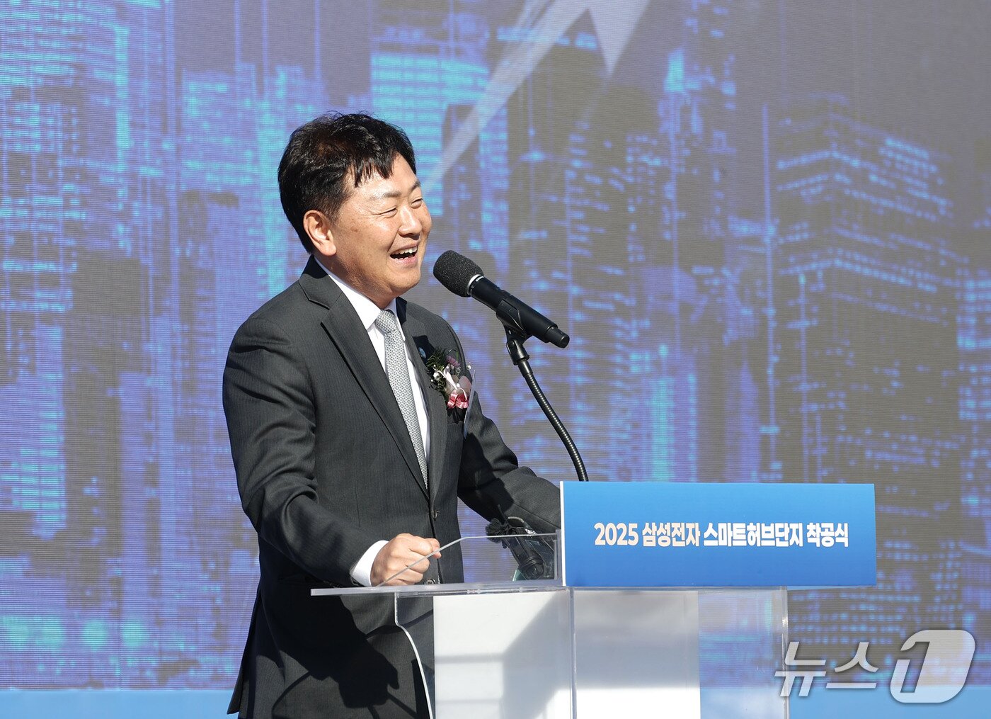 본문 이미지 -  10일 전북 고창군 고수면 소재 고창신활력산업단지에서 &#39;2025 삼성전자 스마트허브단지 착공식&#39;이 개최된 가운데 김관영 전북지사가 인사말을 하고 있다.&#40;전북도 제공. 재판매 및 DB금지&#41;/뉴스1