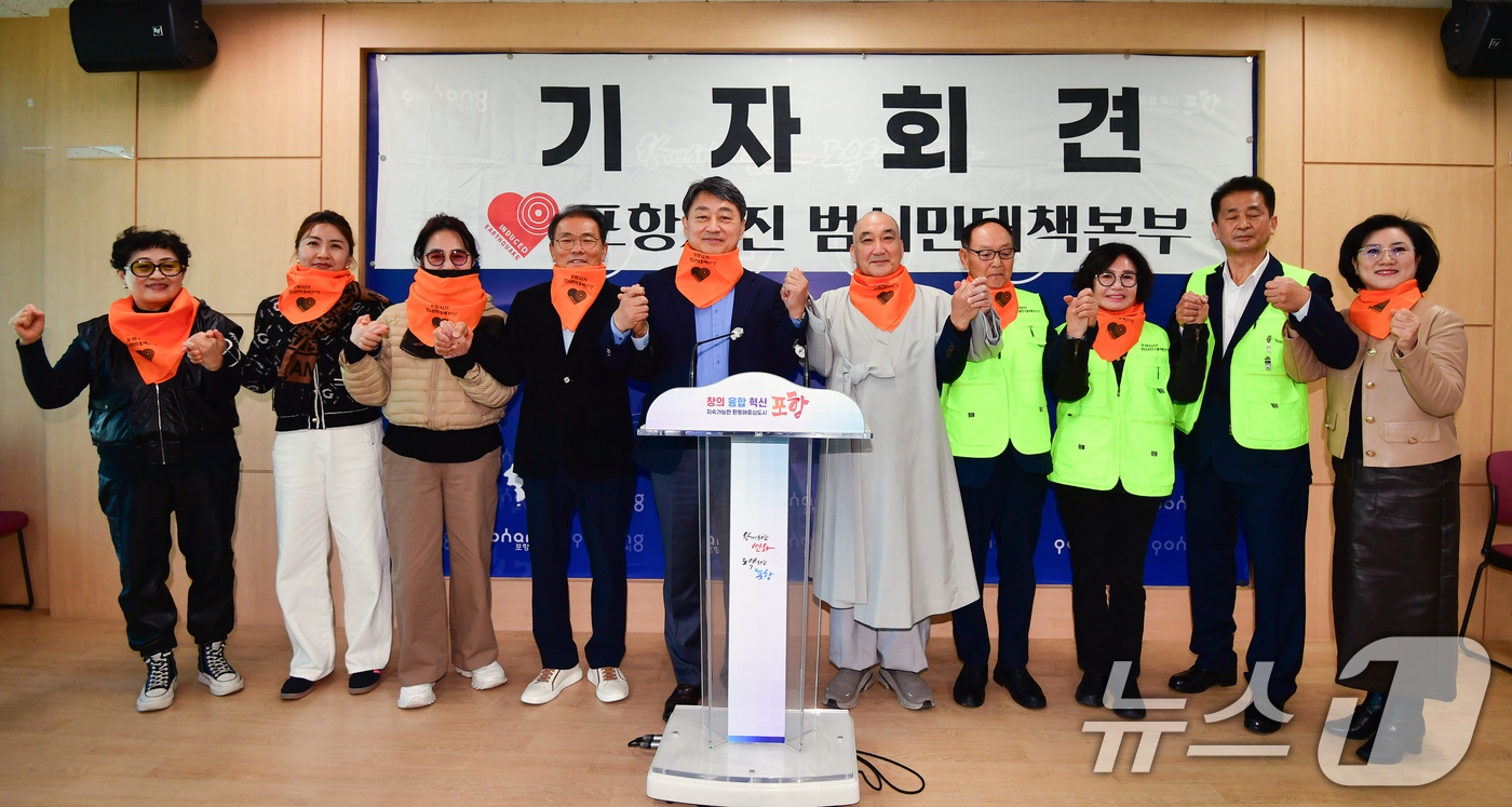 (포항=뉴스1) 최창호 기자 = 모성은 포항지진 범시민대책본부 공동대표 등 임원들이 10일 포항시청 브리핑에서 포항지진 발생 8주기(11월 15일)를 앞두고 책임자 처벌 등을 촉구 …