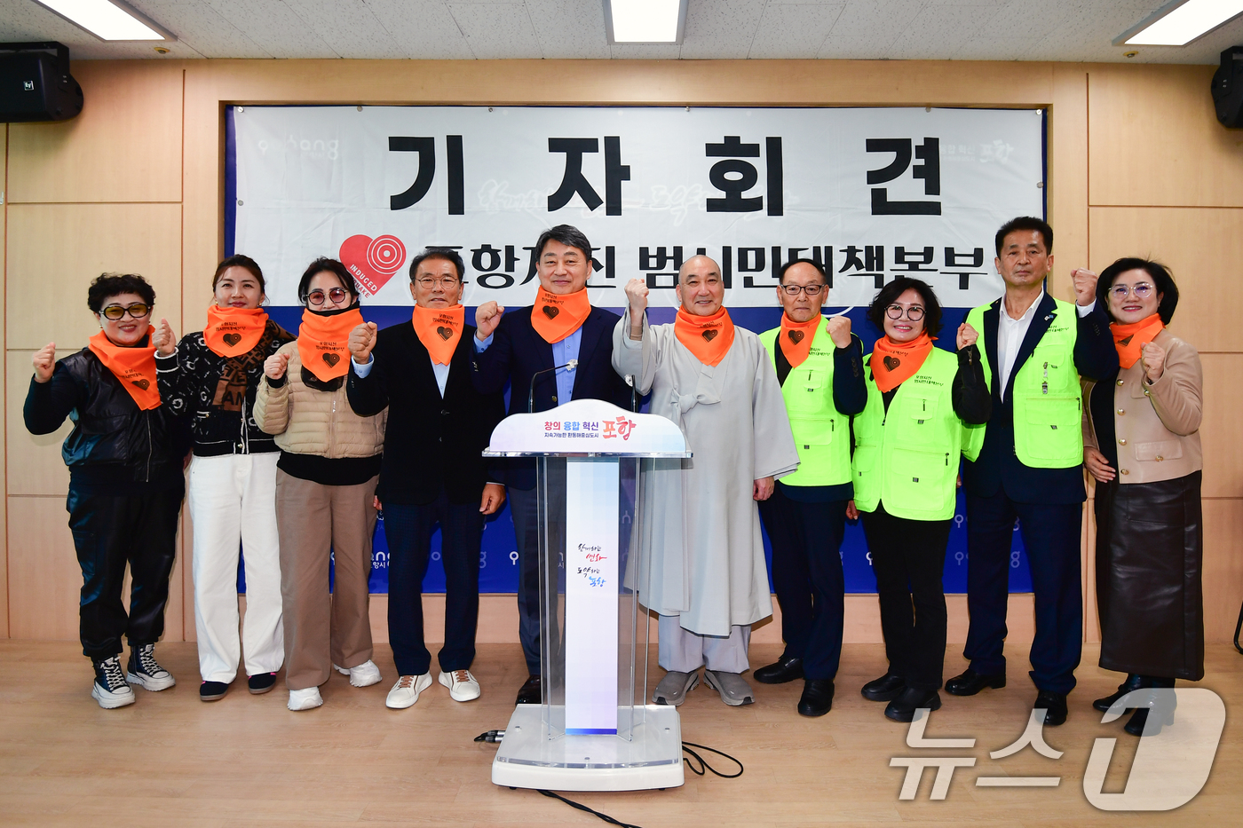(포항=뉴스1) 최창호 기자 = 모성은 포항지진 범시민대책본부 공동대표 등 임원들이 10일 포항시청 브리핑에서 포항지진 발생 8주기(11월 15일)를 앞두고 책임자 처벌 등을 촉구 …