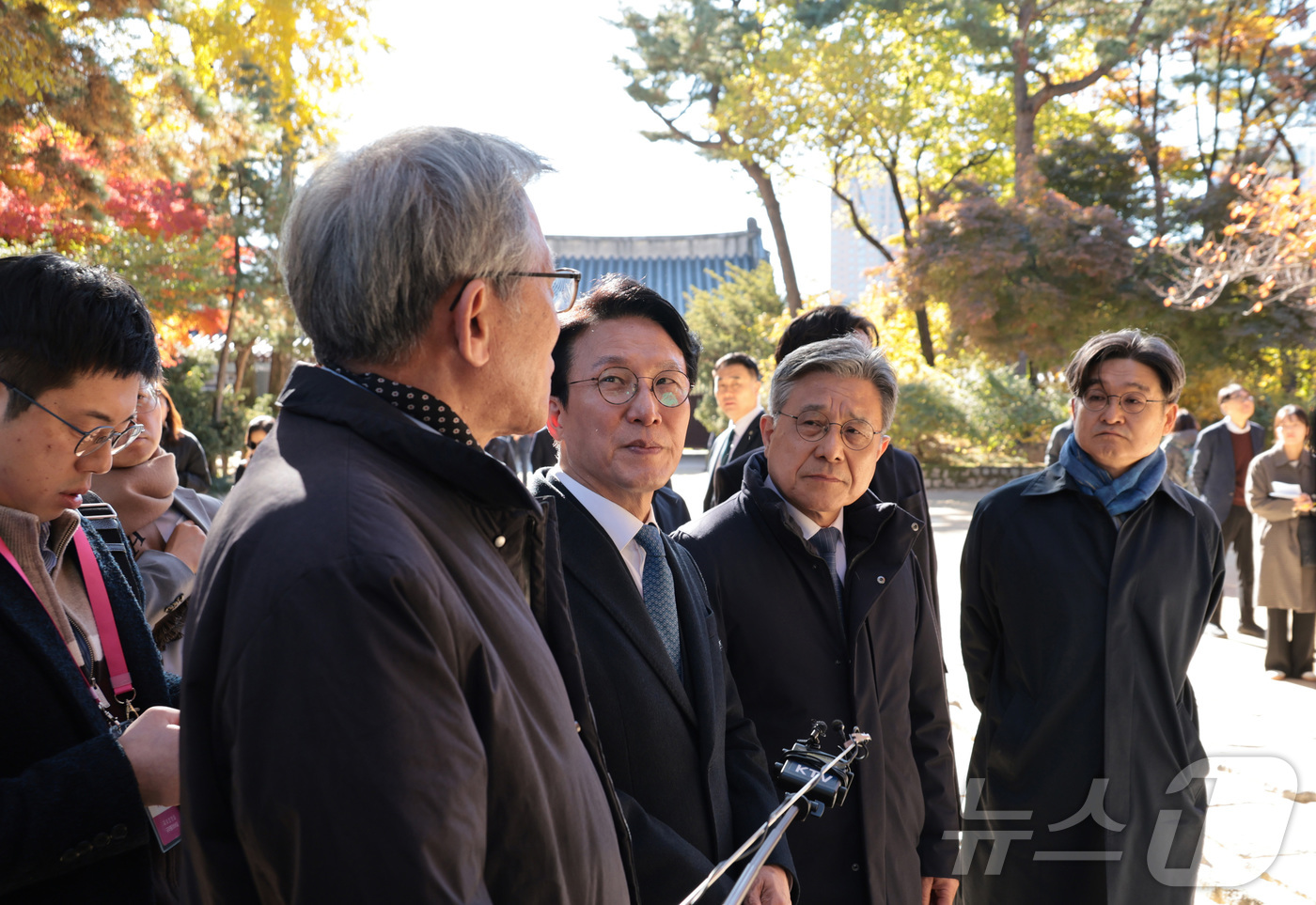 (서울=뉴스1) 청사사진기자단 = 김민석 국무총리가 10일 서울 종로구 유네스코 세계문화유산인 종묘를 찾아 최근 서울시의 세운상가 재개발 계획에 따른 영향을 살펴보고 있다. 이날 …